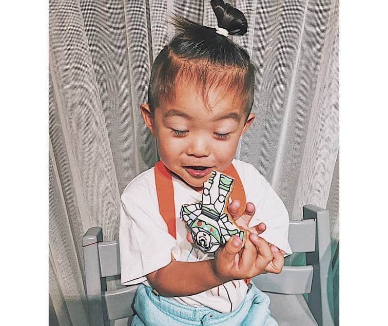 -LIFE IS FUN-さんのインスタグラム写真 - (-LIFE IS FUN-Instagram)「⋒8/4⋒ 🎉🧡👶🏽💚 3歳はケーキ🎂が嫌いな善太の為に オレンジシャーベットケーキを🍊🧡 乳製品全般嫌いだから→👦🏽 どうしようか悩んだ末オレンジシャーベット 大好きだから思い切って初チャレンジ✊🏽🔥 失敗せずに何とか形になってホッと😩🧡 本人はこの通り喜んでくれて更にホッと😩🧡 みんな美味しい〜と食べてくれて良かった🤤🍊 可愛い可愛いクッキーを今年も飾って、、🌈✨ ケーキも善太も最高に可愛い〜😩🧡 🍪 @cookie_ya_sun まなみさん💘 今年も最高に可愛いクッキーを ありがとうございました😍🌈✨ オーダー再開してるみたいでっす👌🏽 やりきった感半端ない☺️🧡🧡🧡 来年は何のアイスケーキにしよかな🤤🎉 もうちょっと腕磨きしなきゃ👩‍🍳💪🏽 #2枚目の顔大好き #3歳になりました #可愛いしかない #愛してる #3year #birthday #birthdaycake #toystory #icecake #birthdayboy #family #familyphoto」9月2日 19時37分 - kiyoko1207