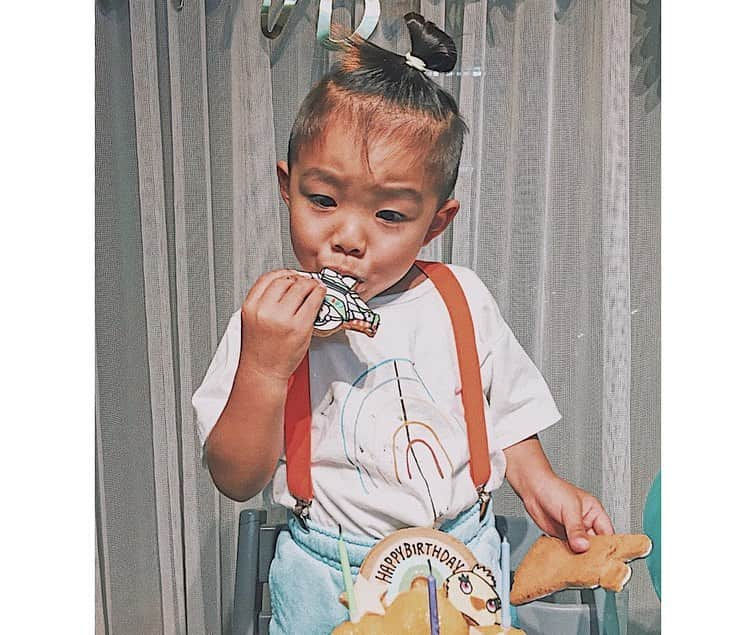 -LIFE IS FUN-さんのインスタグラム写真 - (-LIFE IS FUN-Instagram)「⋒8/4⋒ 🎉🧡👶🏽💚 3歳はケーキ🎂が嫌いな善太の為に オレンジシャーベットケーキを🍊🧡 乳製品全般嫌いだから→👦🏽 どうしようか悩んだ末オレンジシャーベット 大好きだから思い切って初チャレンジ✊🏽🔥 失敗せずに何とか形になってホッと😩🧡 本人はこの通り喜んでくれて更にホッと😩🧡 みんな美味しい〜と食べてくれて良かった🤤🍊 可愛い可愛いクッキーを今年も飾って、、🌈✨ ケーキも善太も最高に可愛い〜😩🧡 🍪 @cookie_ya_sun まなみさん💘 今年も最高に可愛いクッキーを ありがとうございました😍🌈✨ オーダー再開してるみたいでっす👌🏽 やりきった感半端ない☺️🧡🧡🧡 来年は何のアイスケーキにしよかな🤤🎉 もうちょっと腕磨きしなきゃ👩‍🍳💪🏽 #2枚目の顔大好き #3歳になりました #可愛いしかない #愛してる #3year #birthday #birthdaycake #toystory #icecake #birthdayboy #family #familyphoto」9月2日 19時37分 - kiyoko1207