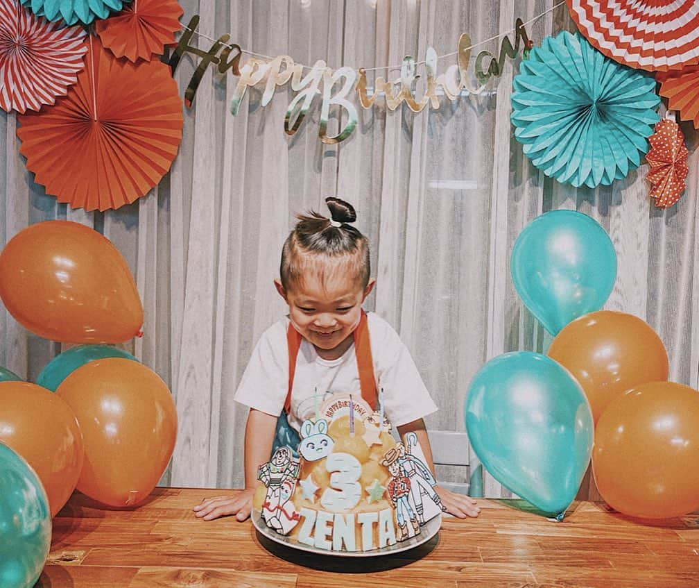 -LIFE IS FUN-さんのインスタグラム写真 - (-LIFE IS FUN-Instagram)「⋒8/4⋒ 🎉🧡👶🏽💚 3歳はケーキ🎂が嫌いな善太の為に オレンジシャーベットケーキを🍊🧡 乳製品全般嫌いだから→👦🏽 どうしようか悩んだ末オレンジシャーベット 大好きだから思い切って初チャレンジ✊🏽🔥 失敗せずに何とか形になってホッと😩🧡 本人はこの通り喜んでくれて更にホッと😩🧡 みんな美味しい〜と食べてくれて良かった🤤🍊 可愛い可愛いクッキーを今年も飾って、、🌈✨ ケーキも善太も最高に可愛い〜😩🧡 🍪 @cookie_ya_sun まなみさん💘 今年も最高に可愛いクッキーを ありがとうございました😍🌈✨ オーダー再開してるみたいでっす👌🏽 やりきった感半端ない☺️🧡🧡🧡 来年は何のアイスケーキにしよかな🤤🎉 もうちょっと腕磨きしなきゃ👩‍🍳💪🏽 #2枚目の顔大好き #3歳になりました #可愛いしかない #愛してる #3year #birthday #birthdaycake #toystory #icecake #birthdayboy #family #familyphoto」9月2日 19時37分 - kiyoko1207