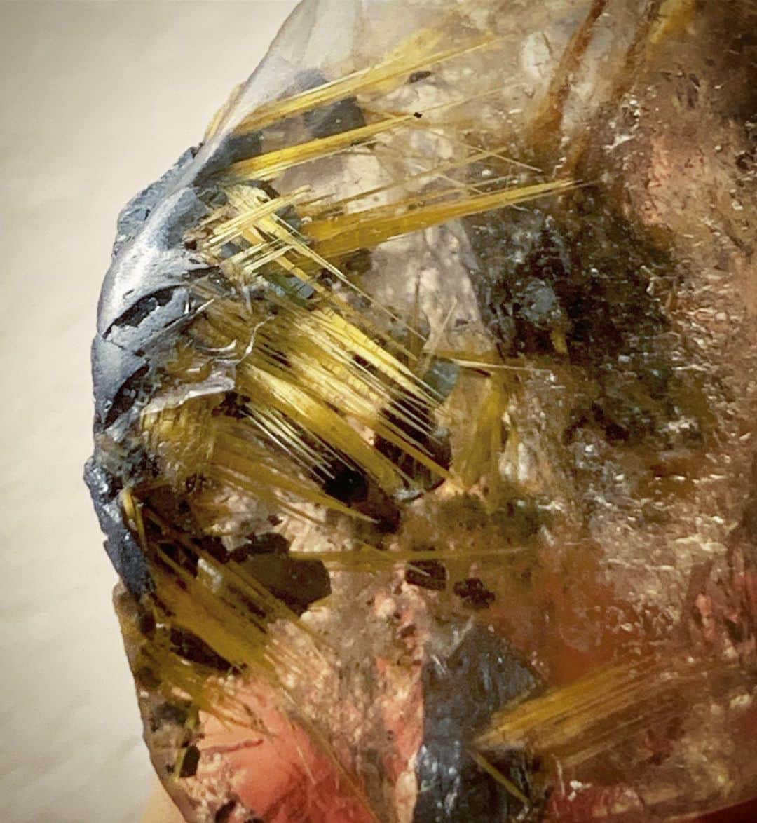 澤田友美さんのインスタグラム写真 - (澤田友美Instagram)「. Hematite and rutile quartz are in the crystal from nature. . . #Hematite #rutilequartz #gold #natur #mineral #gem #mygem」9月2日 19時30分 - tomomi__sawada