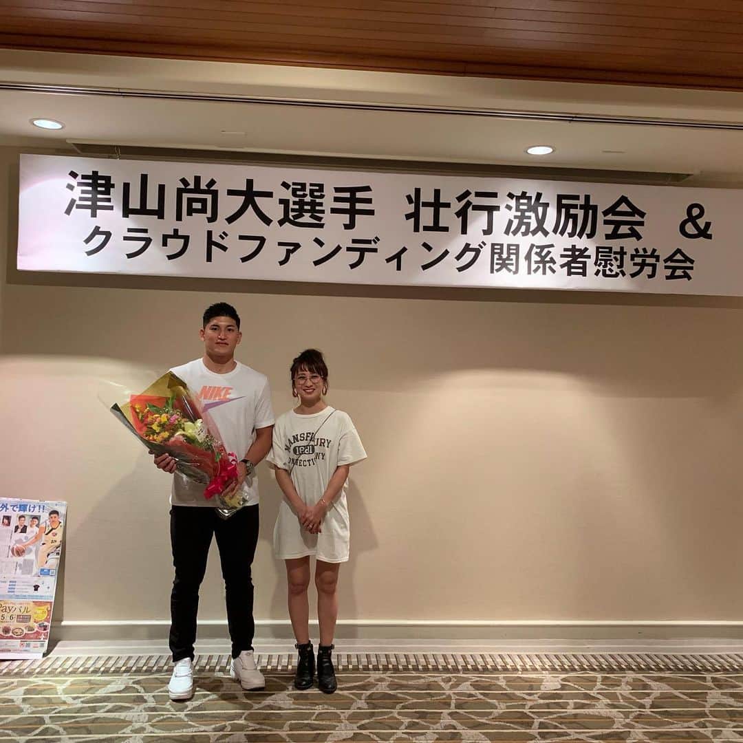 糸数美樹のインスタグラム：「津山くんクラファン達成！おめでとう㊗️ #壮行会に参加してきました #海外いっても頑張ってねー！ #トークライブのMCさせてもらいました #マサマジックさんのマジックまじやばかった #して貴重な話も聞けましたー #津山尚大 くん #マサマジック さん #クラウドファンディング #YUIMA #沖縄銀行 #琉球新報 #みきとにー  #ブーツにシークレットヒール入れてるのはショナイで ＊琉球新報の記事掲載は許可をいただいております。ありがとうございます！」