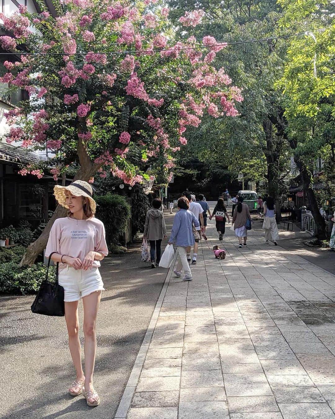 のインスタグラム：「🌹⠀ ⠀ 癒しを求めて深大寺へ✨ 美味しいお蕎麦に升酒飲んでみたらお昼からめっちゃ酔いました。笑🤪 その奥にあるバラ園行ったら季節外れだったらしく1mmもバラ咲いてないし🥺🥀(4枚目) でもすごく綺麗な所で、お気に入りの場所になったからまた秋に来よう☺️❤︎⠀ ⠀ photo by🐱⠀ ⠀ #深大寺#夏コーデ#バラ園#일본여행#코디룩#코디그램#소통#소통해요#코디네이트#코디#코디스타그램#데일리코디」