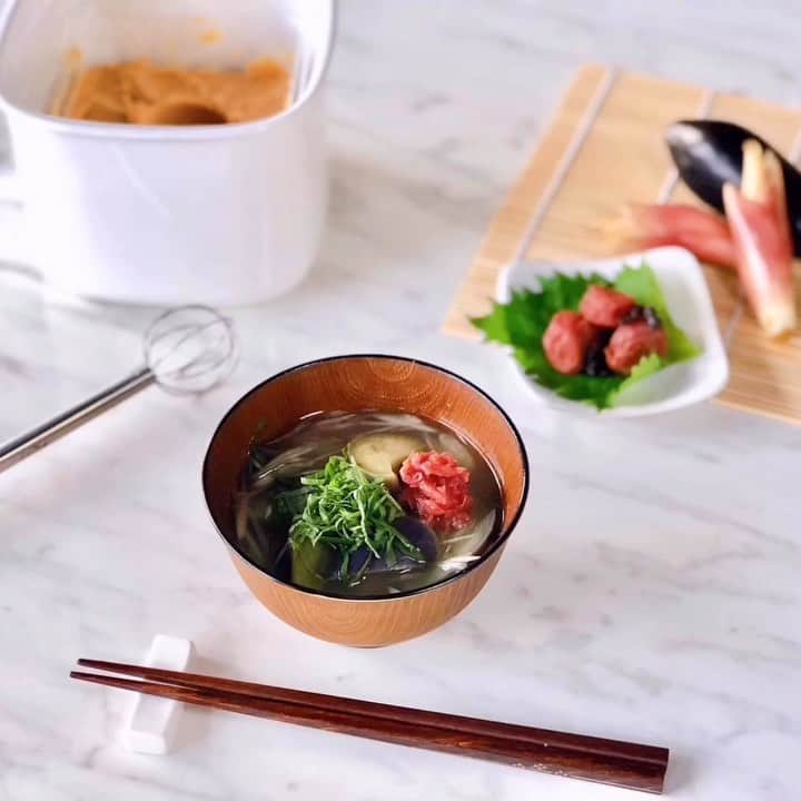 UchiCookのインスタグラム：「Who is making Miso Soup for this long weekend :)? ⠀ ⠀ Having Miso soup every day is good for your health. Here are why:⠀ ⠀ 1) Miso matches any vegetables! ⠀ 2) Source is protein. Miso is made from soy beans.⠀ 3) Contains Vitamin B12 and Vitamin E.⠀ 4) Rich source of isoflavones. Good for your skin! ⠀ ⠀ And MANY MORE!⠀ ⠀ Start making it today👩‍🍳👨🏻‍🍳🍴⠀ • ⠀ Use our Miso Muddler for easier Miso soup cooking! www.uchicook.com (the link in bio)⠀ • ⠀ • ⠀ • ⠀ #uchicook #miso #stainlesssteel #design #moderndesign #japanesefood #japanese #homedesign #asiancooking #asianfood #madeinjapan #chef #cheflife #kitchen #kitchenlife #kitchenware #foodie #instafoodie #homechef #healthylifestyle #healthyfood #healthydiet #misomuddler #measuringhandywhisk」