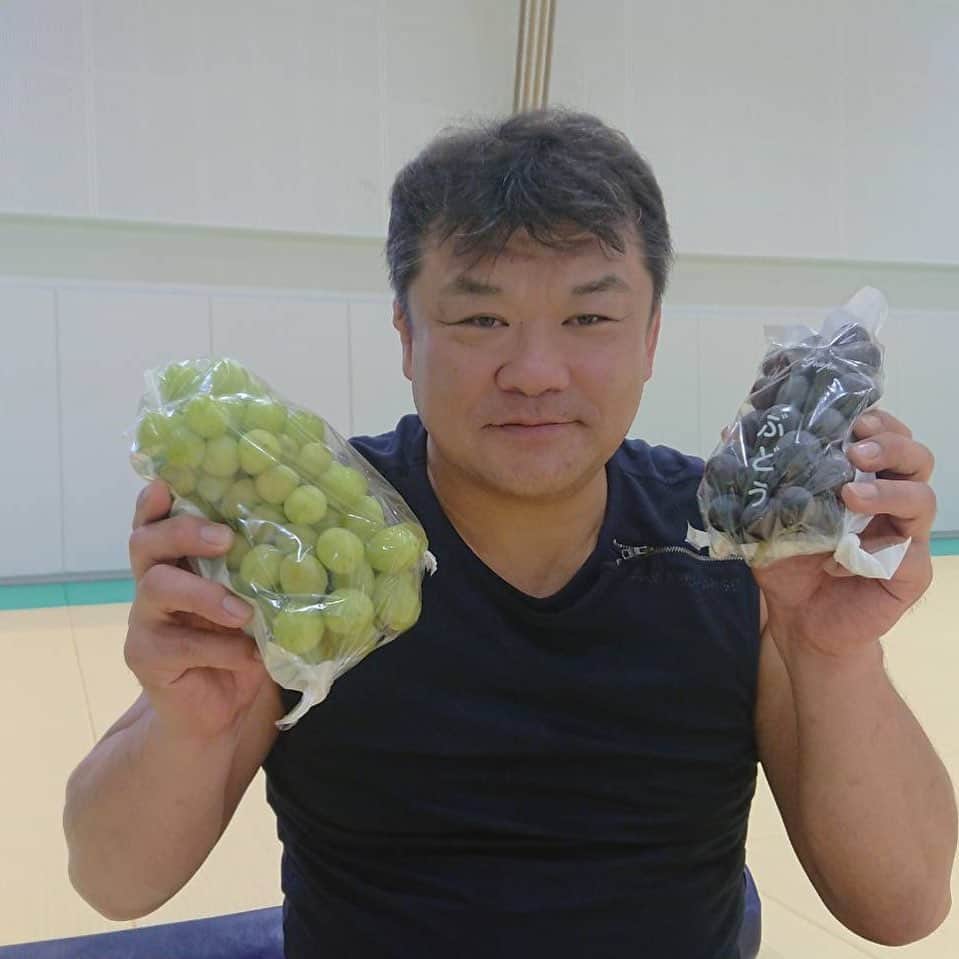 吉田秀彦のインスタグラム：「ブドウは愛知県大府市の特産品です！ 私もこの季節になるとよく食べます。 今が食べ頃ぜひ食べてみてください！ #大府市広報大使 #長草ぶどう」