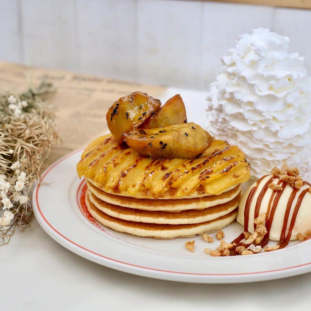 EGGS ’N THINGS JAPANさんのインスタグラム写真 - (EGGS ’N THINGS JAPANInstagram)「本日より『スイートポテトパンケーキ』を販売開始いたします🍠🌾﻿ ﻿ 甘くしっとりとなめらかな安納芋ペーストをたっぷりとパンケーキに盛り付け、表面を炙ることで香ばしさをプラスしました🥰﻿ ホクホクな大学芋をゴロっとのせ、お芋を堪能できる秋らしい一皿です💛🧡💛🧡﻿ キャラメルソースがけのバニラアイスと一緒に食べることでお芋の味がさらき引き立ちますよ！﻿ ﻿ ﻿ =================﻿ ﻿ 『 #スイートポテトパンケーキ』﻿ ﻿ 販売価格：¥1,480(税別)﻿ ﻿ 販売期間：9月2日（月）〜9月30日（月）﻿ ﻿ 取扱い店舗：一部を除く国内全店舗﻿ ※Eggs ’n Things ららぽーと名古屋みなとアクルス店、Eggs ’n Things Coffee 高崎OPA店、Eggs ’n Things Coffee柏 髙島屋ステーションモール店ではお取り扱いがございません﻿ ﻿ =================﻿ ﻿ #エッグスンシングス #エッグスン #パンケーキ #パンケーキ巡り #カフェ巡り #スイーツ #カフェ部 #限定 #グルメ #グルメ好き #東京グルメ #東京カフェ #関西グルメ #秋スイーツ #スイートポテト #eggsnthings #eegsn #instafood #cafe#foodstagram #pancake #sweets#instafood #aloha #hawaii #sweettooth#lunch #cute #yammy ﻿」9月2日 10時45分 - eggsnthings_jp