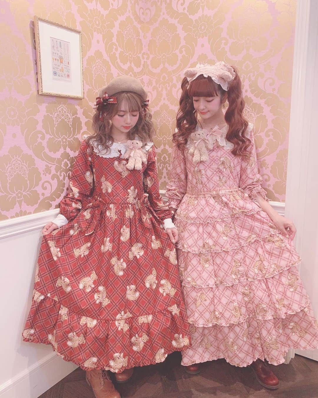 青木美沙子さんのインスタグラム写真 - (青木美沙子Instagram)「PINK HOUSEさんのお茶会にて えりんこちゃんと双子コーデ💓 ワンピースは2形あります🧸 えりんこちゃん本当可愛い❤️天使です👼えりんこちゃんは152センチ、みさこは157センチの身長です💓ご参考までに💓 10月1日発売スタート🧸 #双子コーデ #ベリーズティールーム #pinkhouse  さん #えりんこ ちゃん」9月2日 10時49分 - misakoaoki