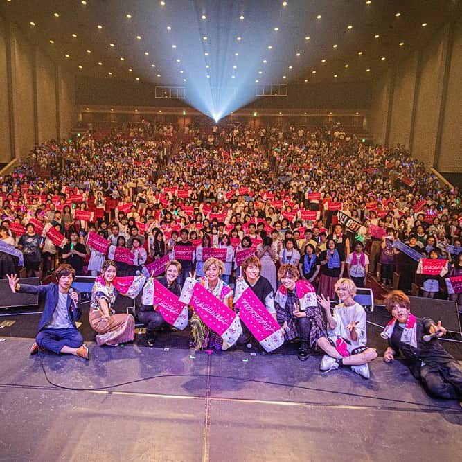 七海ひろきさんのインスタグラム写真 - (七海ひろきInstagram)「ADACHI HOUSE FESTIVAL2019 故郷での初ライブ！！ 他の出演者の方との共演も初めてでした。 出演者の皆さんもスタッフさんも、とても温かく素敵なイベントでした。 声優の皆さんは、本当に声が綺麗だなーと心から尊敬しました。 私も頑張ります。 . ニブンノゴさんの司会も素晴らしすぎました。ありがとうこざいました！！ . 茨城出身の安達勇人さんと代永翼さんと、チーム茨城で写真を撮れて、そして皆さんともお写真撮って頂けてとても嬉しかったです。 . よーし！！茨城県盛り上げるぞー！！ . #安達勇人 さん #代永翼 さん #千葉翔也 さん #廣瀬大介 さん #新田恵海 さん #ニブンノゴ さん」9月2日 10時57分 - hirokinanami773