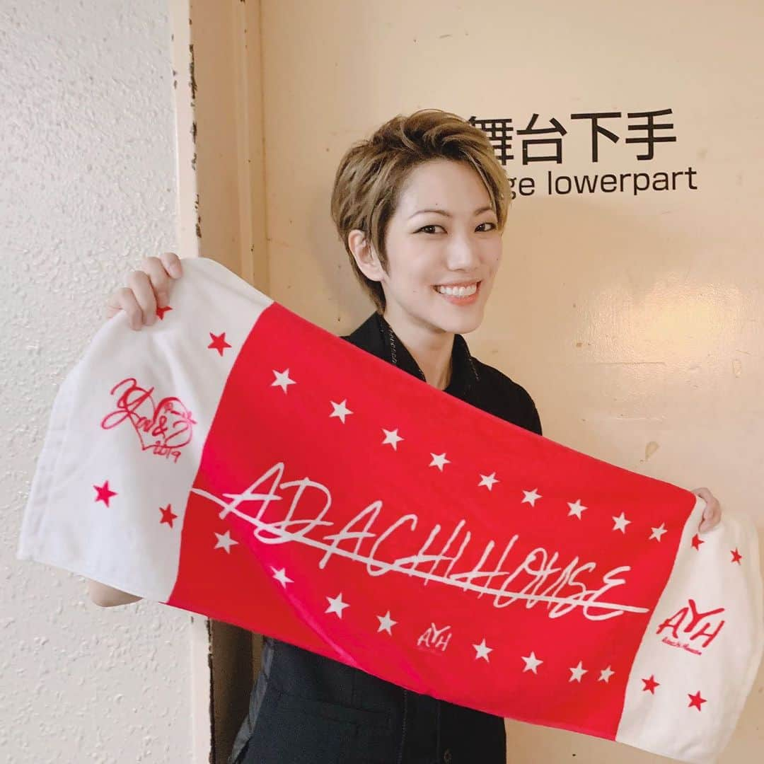 七海ひろきさんのインスタグラム写真 - (七海ひろきInstagram)「ADACHI HOUSE FESTIVAL2019 故郷での初ライブ！！ 他の出演者の方との共演も初めてでした。 出演者の皆さんもスタッフさんも、とても温かく素敵なイベントでした。 声優の皆さんは、本当に声が綺麗だなーと心から尊敬しました。 私も頑張ります。 . ニブンノゴさんの司会も素晴らしすぎました。ありがとうこざいました！！ . 茨城出身の安達勇人さんと代永翼さんと、チーム茨城で写真を撮れて、そして皆さんともお写真撮って頂けてとても嬉しかったです。 . よーし！！茨城県盛り上げるぞー！！ . #安達勇人 さん #代永翼 さん #千葉翔也 さん #廣瀬大介 さん #新田恵海 さん #ニブンノゴ さん」9月2日 10時57分 - hirokinanami773