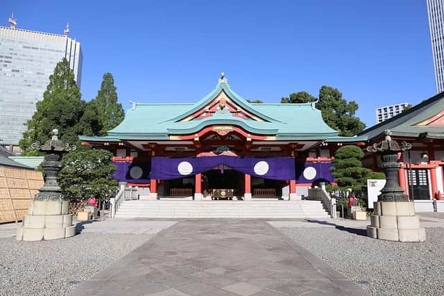 コンラッド東京 ウエディングのインスタグラム：「日本の政治経済の中心地・永田町の一角に広がる緑の社「日枝神社」。伝統を受け継ぐお社での凛とした神前結婚式と、自由な演出、繊細なコーディネートが世界に一つだけの幸せな空間をつくりだすコンラッド東京での披露宴をパッケージにした挙式プランをご用意しております。  #特典 ・挙式をご予約されたお二人は日枝神社での前撮り撮影が可能 ・挙式当日、プロのカメラマンによる本殿内での撮影が可能 ・ベイビュースイートのご宿泊 ・ご新郎ご新婦様用送迎ハイヤー（コンラッド東京と日枝神社の往復） ・ご親族様用お迎えバス1台（日枝神社からコンラッド東京） ・オリジナル新郎新婦コンラッド・ベア  #コンラッド東京 #コンラッド花嫁 #プレ花嫁 #ホテル #汐留 #東京 #日本 #新橋 #銀座 #結婚 #結婚式 #ウエディング #ブライダル #日枝神社 #結納 #お顔合わせ #顔合わせ #神前式 #着物 #神社」