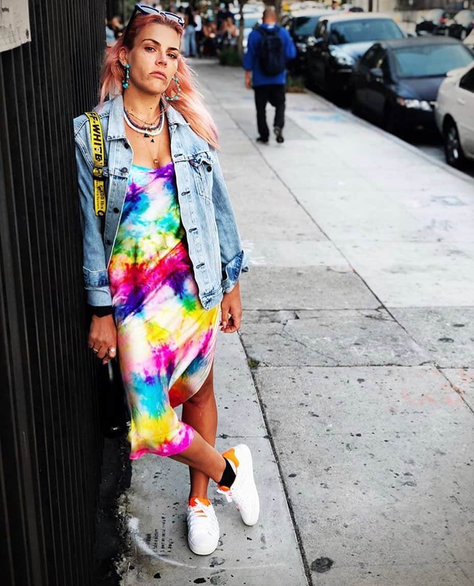ダニジョーのインスタグラム：「Sorry, we’re busy obsessing over this photo. 🤩 @busyphilipps in the neon tie dye slip」