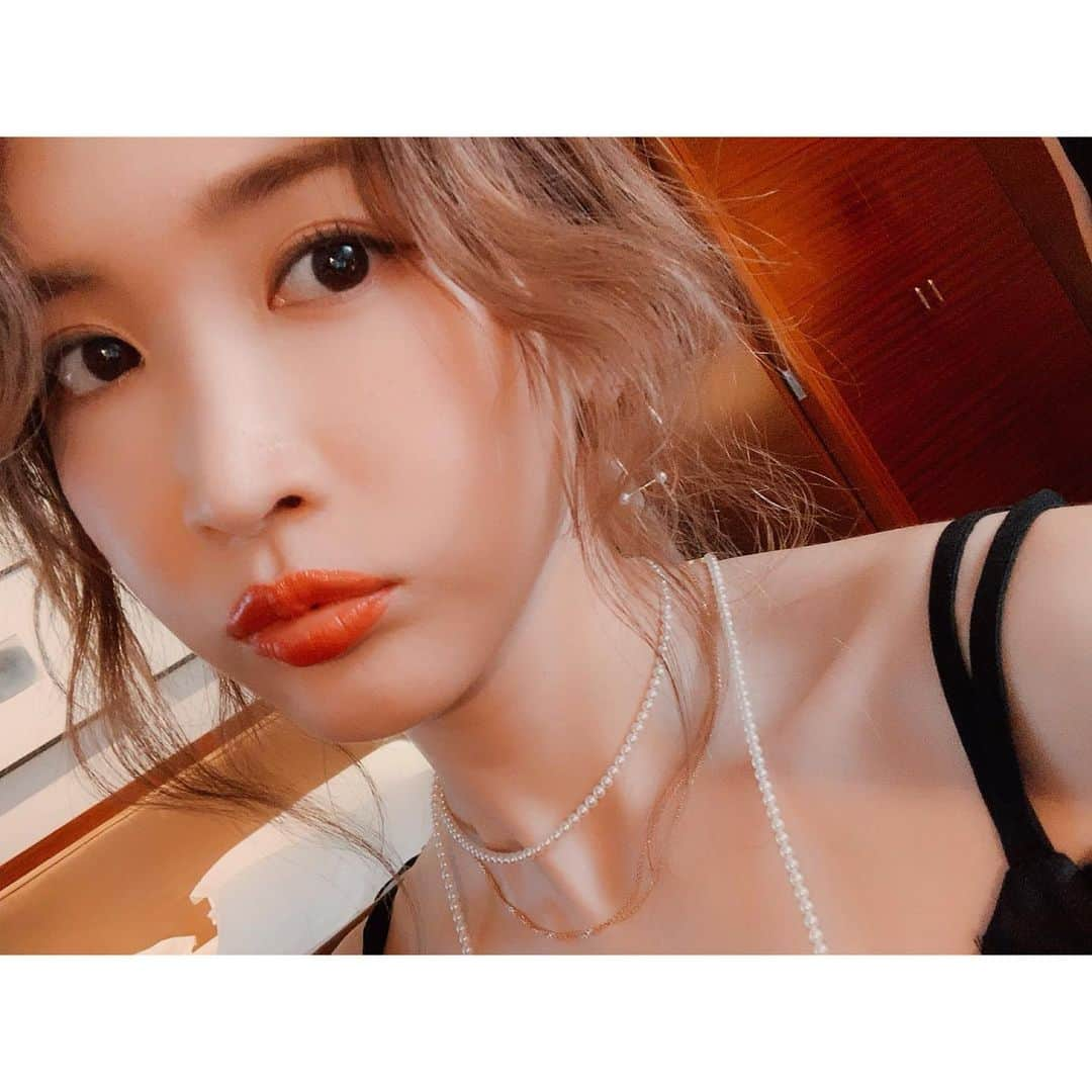 紗栄子さんのインスタグラム写真 - (紗栄子Instagram)「この日のメイク、全てコスメデコルテ🌹 @cosmedecortejp  cheek. クリームブランッシュ PU150  lip.  ザ ルージュベルベット RD400 pk800  eyeshadow.  アイグロウジェ GD081 WT083  eyebrow.  コントゥアリングパウダーアイブロウ BR301  mascara.  ボリュームアップマスカラ BR301  eyeliner.  スタイリングリキッドアイライナー BR301  jewelry @celle_jewel」9月2日 10時59分 - saekoofficial