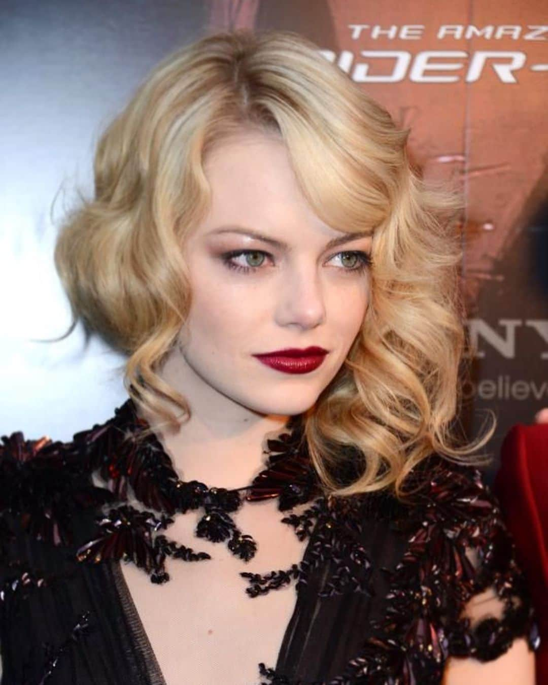 マラ・ロザックさんのインスタグラム写真 - (マラ・ロザックInstagram)「💋 Because it’s one of my favorites #flashback to #EmmaStone in this glam look. Hair by me! Make up @rachelgoodwinmakeup styling @petraflannery #darkandstormy 💋」9月2日 10時59分 - mararoszak