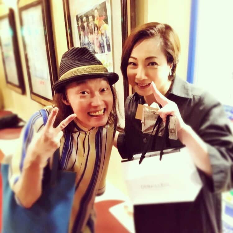 日出郎さんのインスタグラム写真 - (日出郎Instagram)「The top star I respect ⭐️⭐️⭐️ #日出郎  #えまおゆう  #元宝塚トップスター  #歌やダンスも素敵だけど #お芝居が素晴らしいの  #尊敬 #悪い女に札束を  #博品館劇場  #また好きになった」9月2日 11時04分 - hiderou1030