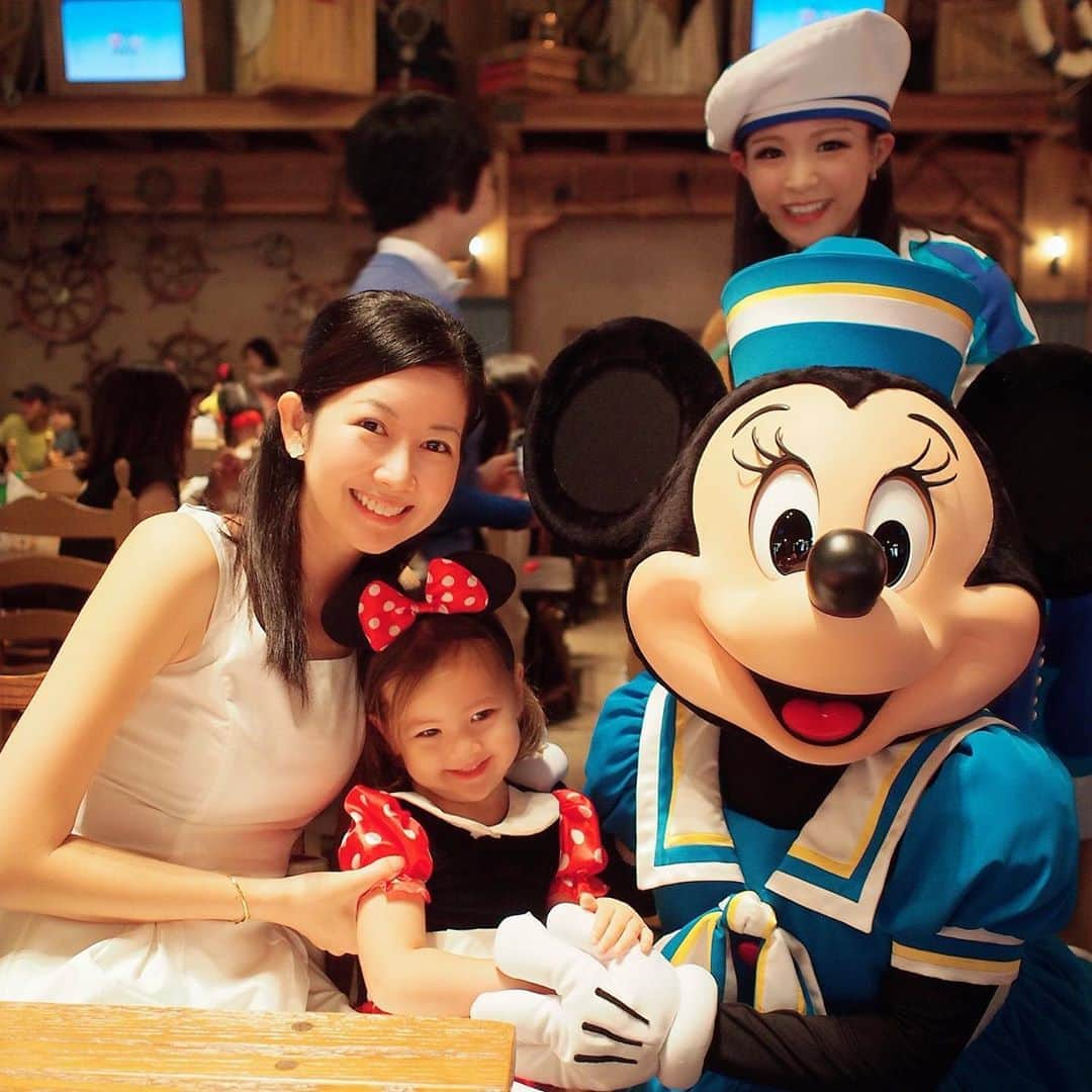 藤本恵理子さんのインスタグラム写真 - (藤本恵理子Instagram)「She is so happy to see her idol Minnie Mouse ❤️ 2日目はディズニーシー。 大好きなミニーちゃんに会えて娘この笑顔🥰 #tokyodisneysea #desney #summer #tokyodesneyresort #disneyland #weekend #tokyo #japan #kids #2yearsold #holiday #fun #love #girl #kidsmodel #weekend #daughter  #東京ディズニーシー #東京ディズニーリゾート #休日 #夏休み #디즈니랜드 #여름휴가 #휴일 娘 #2才 #子供 #女の子ママ #女の子 #週末 #kiki_m」9月2日 11時05分 - eriko_fujimoto_0802