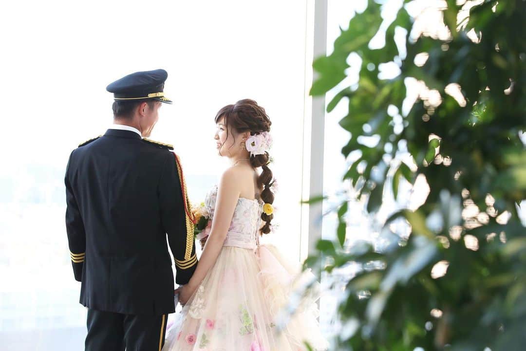 のインスタグラム：「@lasoeurosaka_wedding 後ろからのショットも♡ . . . #モントレ花嫁 #ホテルモントレラスール大阪  #モントレウェディング #モントレ #モントレラスール大阪 . . #dressy花嫁  #marry花嫁  #プレ花嫁 #卒花嫁 #全国の花嫁さんと繋がりたい  #weddingdress #takamibridal  #wedding #結婚式 #ホテル婚 #ブライダルフェア」