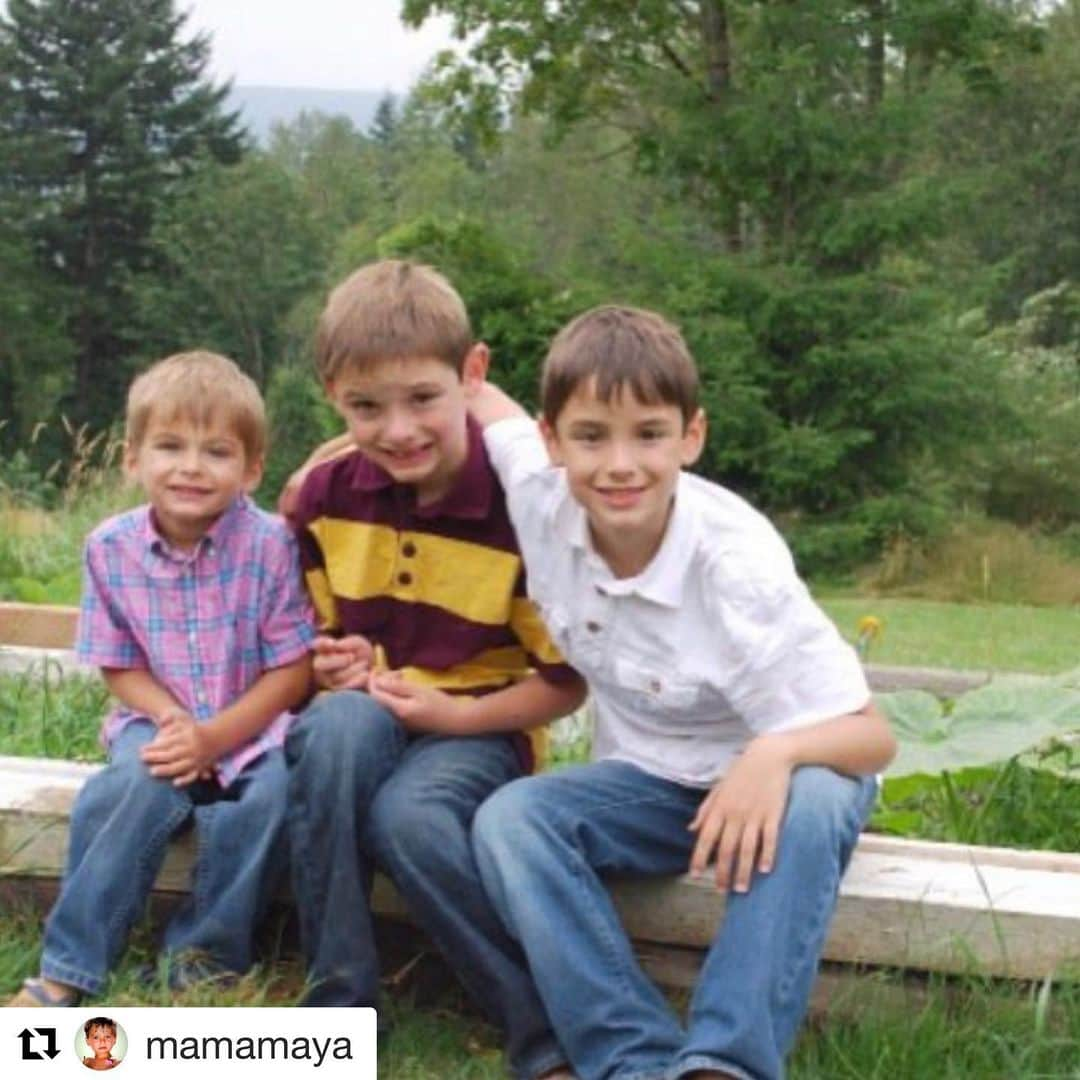 カリスマ・カーペンターさんのインスタグラム写真 - (カリスマ・カーペンターInstagram)「PLEASE CONSIDER DONATING @ronanfoundation  PEDIATRIC CANCER AWARENESS MONTH #beboldgobold  #Repost @mamamaya with @get_repost ・・・ This is the picture that started it all. Ronan spent the summer of 2010 running around in Washington State like the little wild man that he was. I snapped this picture and after I looked at it I thought, “Hmmm... his left eye looks funny.” Never in a million years did I think a week later I would hear the words, “Your child has cancer.” Other than his eye, there were no other symptoms. Our lives changed over night  and I spent eight months watching my three year old endure things that will forever haunt me. September is Childhood Cancer Awareness month but for me and so many other families, it is every day. Please help us this September by donating to @ronanfoundation or @runwayheroes, my two passion projects in life. If you can’t donate, you can help in other ways. I am always moved by the things I see the younger generation doing in order to raise awareness such as taking on childhood cancer for school projects or volunteering in hospitals or for non-profits. Little things like this often turn into big things and you never know who you are inspiring or who is listening. We are kicking off our #beboldgogold in the next few days and I can’t wait to see what you all come up with this year! Let me know in the comments below how you plan on raising awareness this September. Thanks for your constant support and love, it truly means everything to me. xx- M #ronan #fucancer #morethan4 #rockstarronan #beboldgogold @taylorswift」9月2日 11時20分 - charismacarpenter