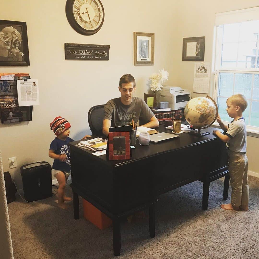 デリック・ディラードのインスタグラム：「I love it when they call me big papa... ha love hangin with these two, even if it might not always seem the most productive.  It’ll pay off in the end.  I love them and how inquisitive they always are about the world around them. #familytime #fathersontime #studying #notstudying #bestdaysofourlives #lawschool #arkansas #backtoschool」