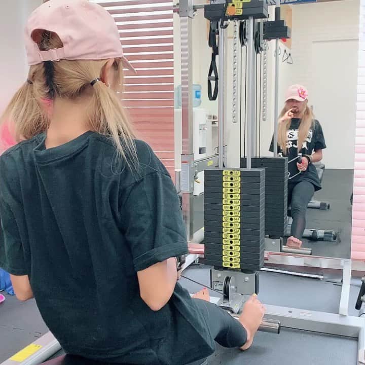 のインスタグラム：「会う人会う人に『ミット打ちヤバイ』と言われる高橋さん。 . ミット打ちだけじゃなくて、ちゃんと筋トレもやってるんだぞ💪ｗ この動画たちは先々週とかの @t.balance の動画ちゃん！ . 最近すっぴんで行くときにSNOWで変な顔にして動画撮るのが流行り🤣ｗｗ . 2枚目の動画とかたかのりさん🐴がなんか飛ばしててヤバイ。笑 . 今週もジムがんばろーー！！！ . . #最近は #ミット打ち #やってない #筋トレ #パーソナルトレーニング #パーソナルジム」