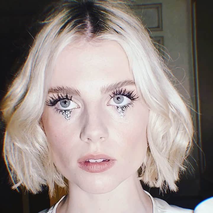 JO BAKERのインスタグラム：「L U C Y • B O Y N T O N 🇬🇧 Harlequin glitter tears... on muse bird #lucyboynton in #Venice  Wearing @miumiu  Hair @halleybrisker  Hair colour @mwselley  Makeup by me #jobakermakeupartist using tiny crystals and glitter!! 💋」