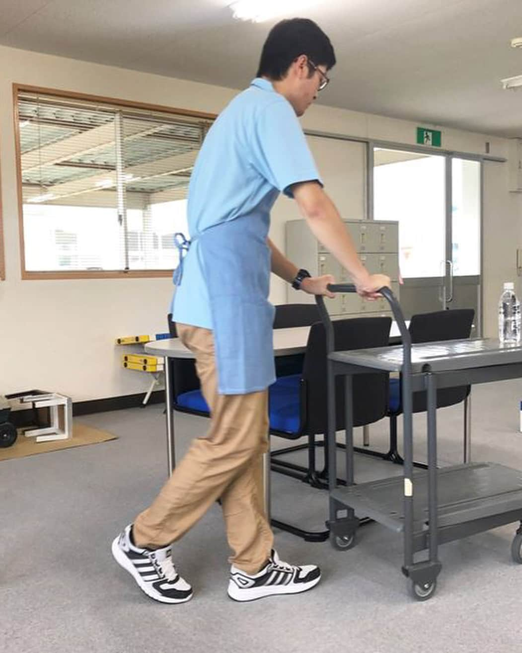 きいちゃんさんのインスタグラム写真 - (きいちゃんInstagram)「和歌山県立和歌山産業技術専門学院の体験入学（オープンキャンパス）のお知らせです！ 総合実務科への見学は、いつでも受け付けています。見学ご希望の方は学院までお電話下さい(073-477-1253)。 【総合実務科：運搬訓練実施中！！】 総合実務科では、物流訓練の中で台車を使って物品を運搬する訓練を行っています。 水を入れたペットボトルを不安定な物品に見立てて台車に載せ、倒さないように、決められたコースを間違うことなく、ぶつけることなく運搬する訓練の様子です。○詳細ＵＲＬ： https://www.pref.wakayama.lg.jp/prefg/060701/common/taiken/taiken.html  #insta_wakayama #和歌山 #産業技術専門学院 #オープンキャンパス #総合実務科 #台車運搬検定」9月2日 11時18分 - wakayamapref_pr