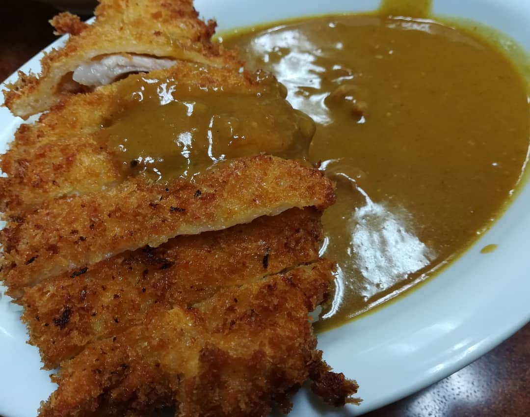 のインスタグラム：「【広島グルメ】  カレー好きの友達のおすすめカレー食べた🥄  みんな好きな味だと思う🤔  家のカレーみたいな安心感のある味✨ 出会ったことある様で、無い味🌈  #このみ #おぎたともこ #広島グルメ #広島カレー #カツカレー #サンカレー」