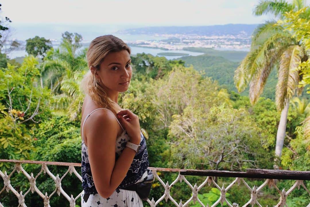 トーライ・ケリーのインスタグラム：「last week i got to travel to jamaica for the very first time - which was so special in itself - but what’s even better is that the whole trip was centered around family. getting to see the place where my grandfather grew up was something i’ll never forget. i got to hear stories about his childhood & we all shared our favorite memories of him. i feel more connected with my roots & i already can’t wait to go back to this beautiful country. 🇯🇲 • • “...stories told from kingston to queens; a life of love & memories..” • miss you, dada♥️」