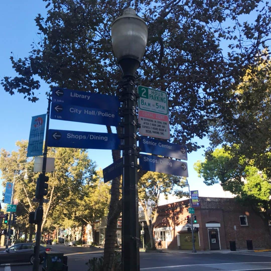 のインスタグラム：「#california での生活スタート。家は閑静な住宅街にあり、窓も大きくて日差しもたっぷり入るし周りは緑も多くて気持ちいい🌿 . スーパーに行けば、オーガニック食材が充実していてオーガニック志向になりそう！！ #amazon primeのデリバリーサービスや、割引サービスもあり、早速プライムに。 . 電車は１時間に一本しか来ないけど、時間はぴったり運行🚇貨物列車みたいなサイズ感でチャリも一緒に乗せている人が多い。 . ハイブランドが立ち並ぶショッピングモールで見つけた #吉兆庵 のどら焼きは、まさかの＄4.5で断念。しょぼん😭 . #カリフォルニアスタイル #カリフォルニア生活 #海外留学 #アメリカ #californialiving #usa #languagestudy #languageschool #languagepacifica #🇺🇸」
