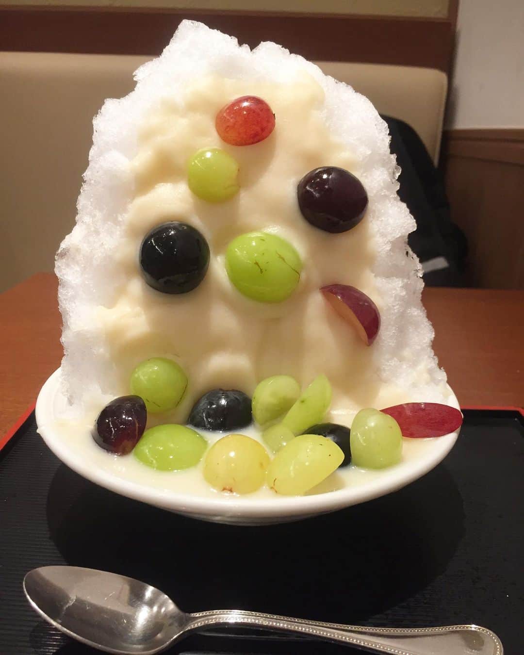 原田麻子さんのインスタグラム写真 - (原田麻子Instagram)「ぶどうとクリーム餡  この日は4種！のぶどう。 優しいクリーム餡と、 大好きな和三盆ミルクベースなので 果実を噛みつつ 甘さも楽しめる♩  #かき氷#かき氷🍧#ごはん記録#sweets#shaveice#おやつ」9月2日 11時47分 - achakoko