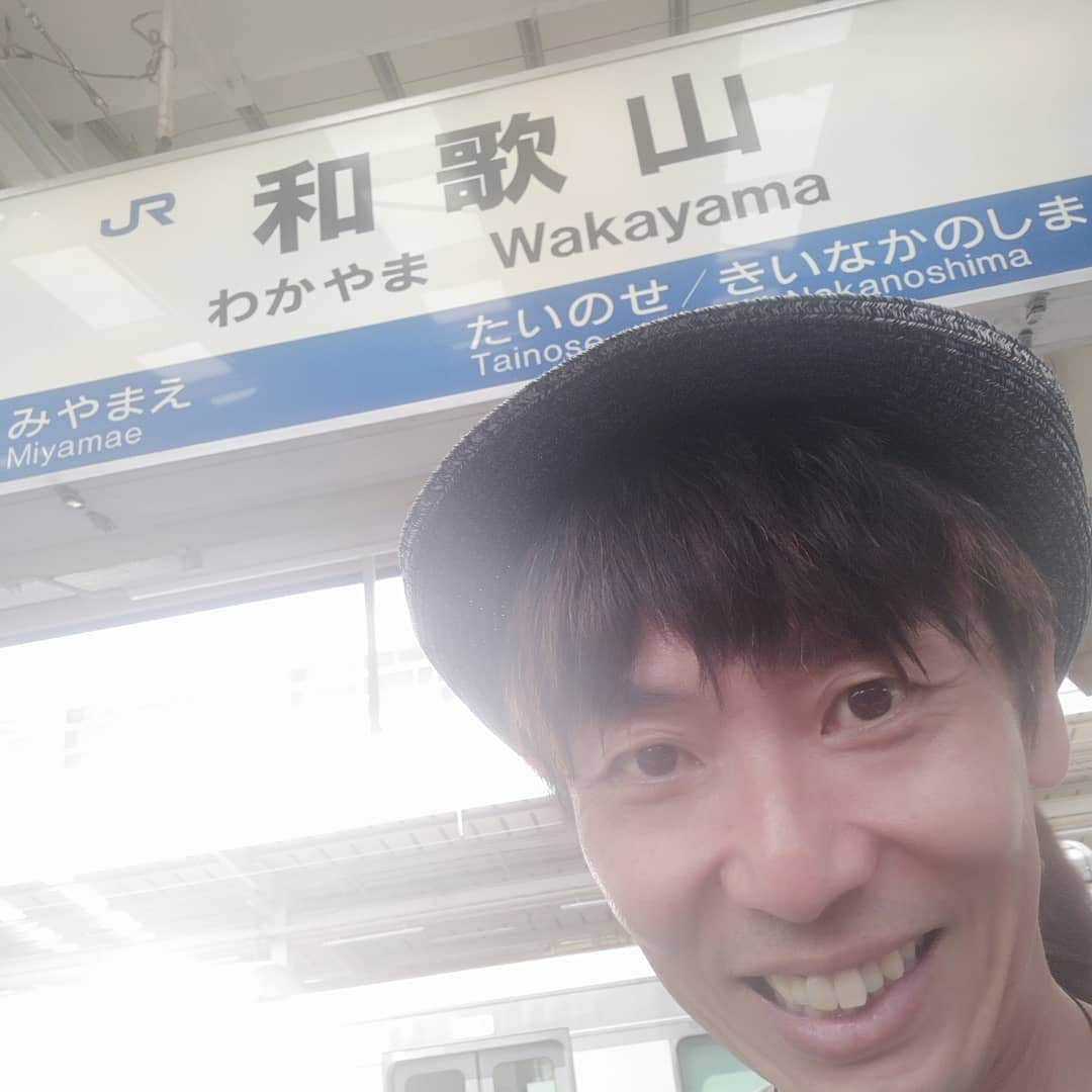 岡田達也のインスタグラム：「紀伊田辺に向かってます。 人生初の和歌山駅で途中下車。 のんびり、ゆるゆる、と。  ヤフーの話題ランキングで自分の名前が急上昇してました。 ビックリです。  #和歌山 #紀伊国線 #岡田達也」