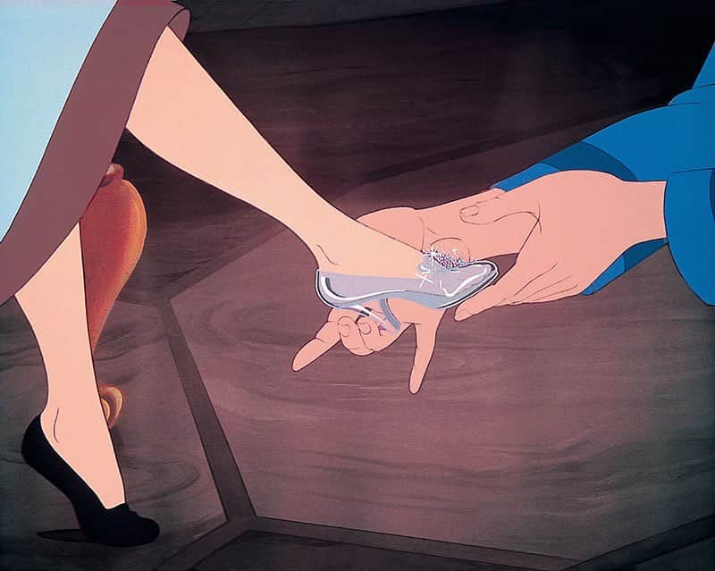 ディズニー・スタジオさんのインスタグラム写真 - (ディズニー・スタジオInstagram)「美しく透き通ったガラスの靴は、シンデレラだけの、魔法の靴…👠✨ . #くつの日 #シンデレラ #ディズニー」9月2日 11時50分 - disneystudiojp