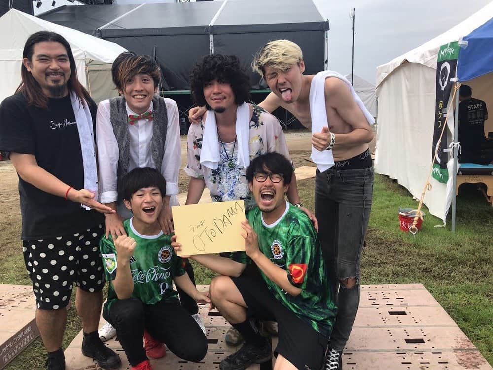 長島涼平さんのインスタグラム写真 - (長島涼平Instagram)「RUSH BALL 2019あざましたー！ キュウソの2人も来てくれてのコラボも最高でした！コラボってやっぱりこういうことだって先日のボウディーズにも伝えてあげたいぜ。  こうしてthe telephones4年ぶりのラッシュボールは俺たちの青春の1ページに刻まれたのでした。  最近、フェスとかでよく見る感じ風の写真を撮るのにハマっています。 アイデアお待ちしてます。  #rushball #rushball2019 #キュウソネコカミ #thetelephones」9月2日 11時56分 - ryoheeey