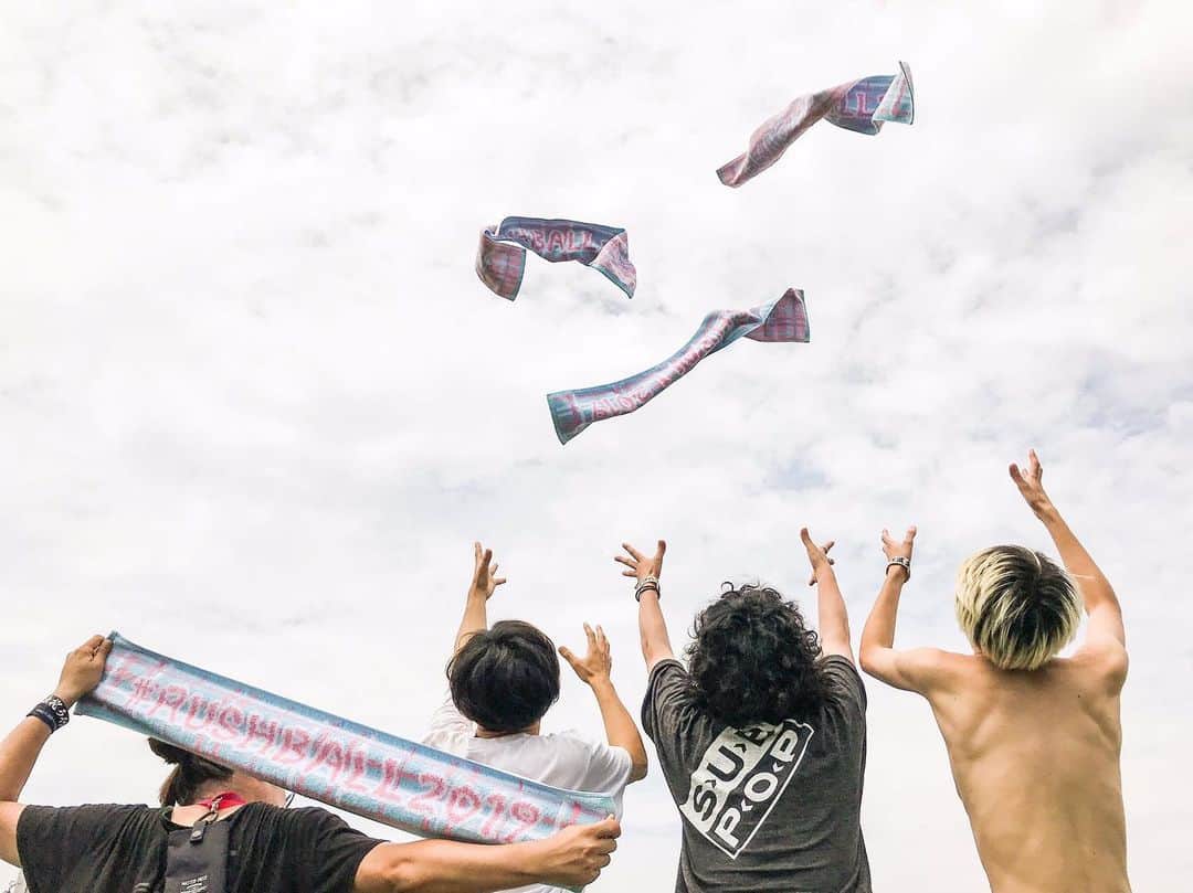 長島涼平のインスタグラム：「RUSH BALL 2019あざましたー！ キュウソの2人も来てくれてのコラボも最高でした！コラボってやっぱりこういうことだって先日のボウディーズにも伝えてあげたいぜ。  こうしてthe telephones4年ぶりのラッシュボールは俺たちの青春の1ページに刻まれたのでした。  最近、フェスとかでよく見る感じ風の写真を撮るのにハマっています。 アイデアお待ちしてます。  #rushball #rushball2019 #キュウソネコカミ #thetelephones」