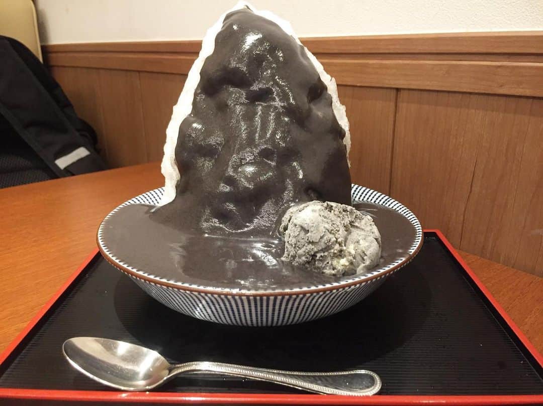 原田麻子さんのインスタグラム写真 - (原田麻子Instagram)「黒ごま 白玉抜き  さらっとした黒ごまなので食べやすいったらありゃしない  アイスを溶かしつついただくの好きです  #かき氷#かき氷🍧#ごはん記録#sweets#shaveice#おやつ」9月2日 11時57分 - achakoko