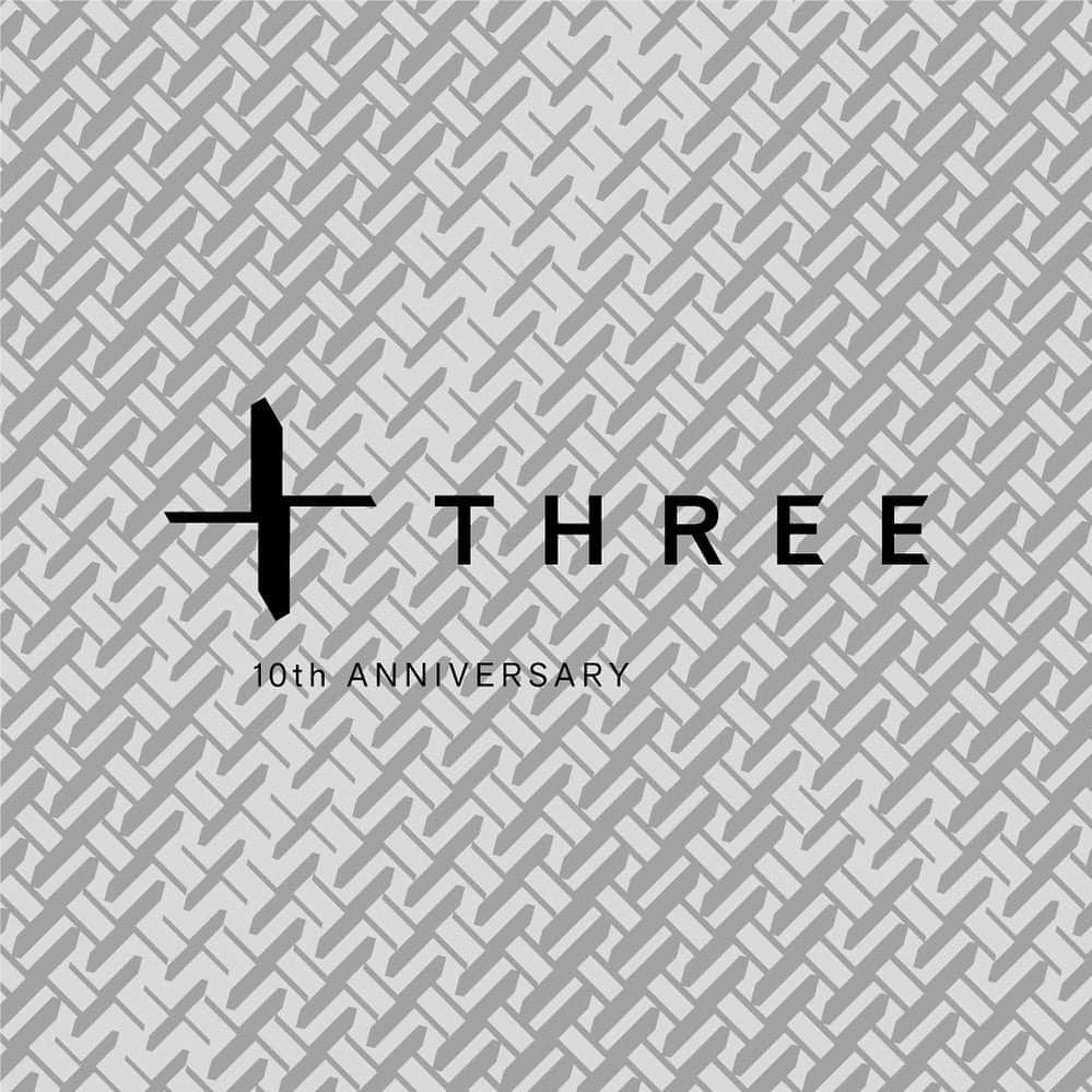 のインスタグラム：「＜Today is Our 10th Anniversary!＞ . 2009年9月2日。 10年前の今日、THREEは東京と大阪の2つのカウンターからデビューしました。 . これまでの出会いと、皆様がTHREEと過ごしてくださった時間のすべてに感謝を込めて。 今日からまた始まる、新しい歴史、新しいTHREEに、ぜひご期待ください。 . 10周年の節目にふさわしい、様々な新リリースの内容はこちらから。 https://bit.ly/34rlfRU . #threecosmetics #10thAnniversary #love&thanks」