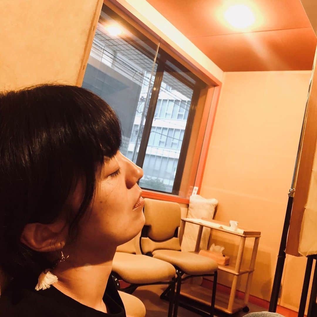 熊木杏里のインスタグラム：「「人と時」 昨日、マスタリングが終わりました。 良いアルバムが出来たと思う。 聴いてくれる皆んなの耳と心に その答えはあるのかな。 (集中して聴いている横顔の、図) 寝てないよ。 #熊木杏里 #人と時」
