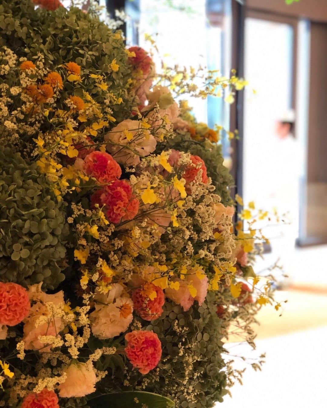 The Peninsula Tokyo/ザ・ペニンシュラ東京さんのインスタグラム写真 - (The Peninsula Tokyo/ザ・ペニンシュラ東京Instagram)「9月に入っても残暑厳しい日が続きますね。ザ・ペニンシュラ東京の正面玄関に一歩足を踏み入れると、カラフルで涼しげな装花とページのスタッフでお客さまをお出迎えいたします。💐皆さま、素敵な月曜日をお過ごしください♪⠀ ⠀ Colorful blooms in tones of orange and ochre to brighten up your Monday. 💐 Wishing you a wonderful week ahead!⠀」9月2日 12時12分 - thepeninsulatokyo