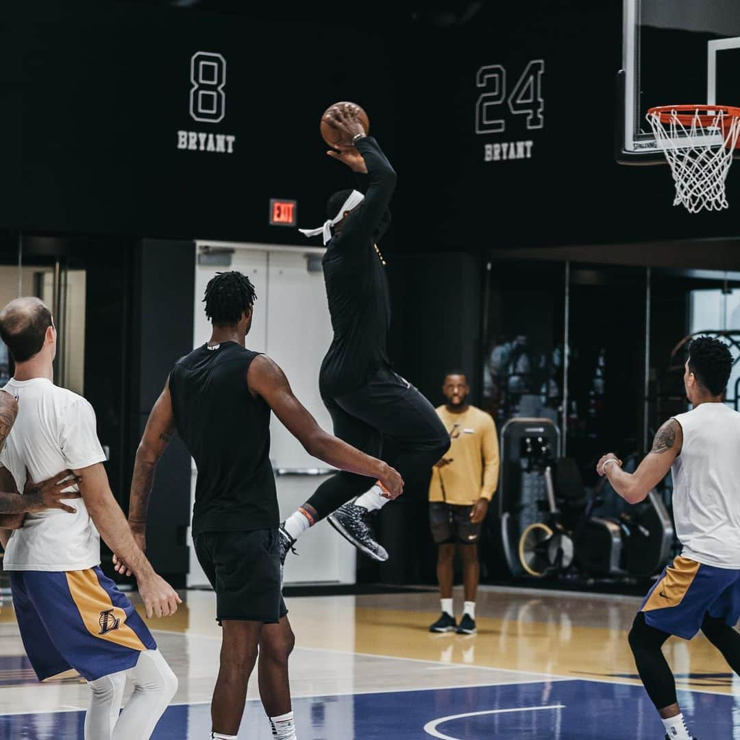 レブロン・ジェームズさんのインスタグラム写真 - (レブロン・ジェームズInstagram)「🗣Good evening ladies and gentlemen. Captain speaking. My name is LeBron. I would like to welcome you aboard flight 23/6 from Akron to Cleveland to Miami to Cleveland and now in Los Angeles. Thank you for choosing to fly with me. I hope you all enjoy your flight ✈️ #JamesGang👑 #SFG🚀 #ThekidfromAKRON🤴🏾 #Year17Coming😤」9月2日 12時18分 - kingjames