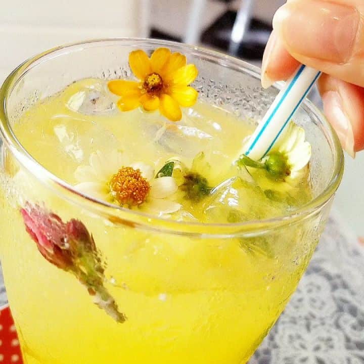 石関友梨のインスタグラム：「可愛いすぎるマンゴージュース🌷🌸🌺🌻」