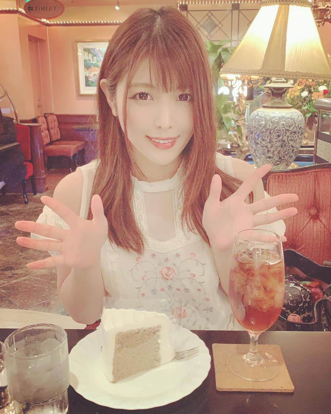 新村あかりのインスタグラム：「私の誕生日は7月7日です。。 Wikipediaにも載ってますけど… 笑っちゃうね😅」