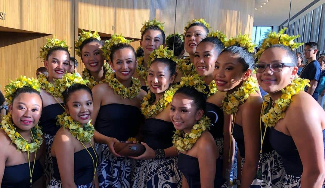 クリスティー・ヤマグチさんのインスタグラム写真 - (クリスティー・ヤマグチInstagram)「So proud of our Na Hula O Moku’aina wahine. Their tireless dedication earning them 3rd place ‘auana this weekend! And also nods on Hawaiian language and leis. Congratulations! 🎉 🌺🌈 #wahine #mokuaina #hulamom #hula」9月2日 12時09分 - kristiyamaguchi