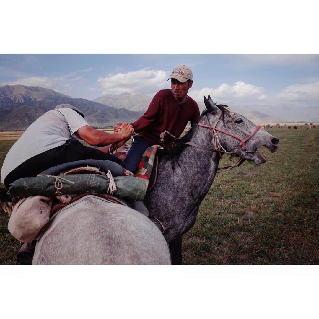 阿部裕介さんのインスタグラム写真 - (阿部裕介Instagram)「Meet the nomads.  About 100 cows were grazed.  A man on a horse and a dog gathered cows.  He showed me a traditional horse riding wrestling.  Kyrgyzstan, Issyk-Kul 2019  #Kyrgyzstan #キルギス」9月2日 12時10分 - abe_yusuke