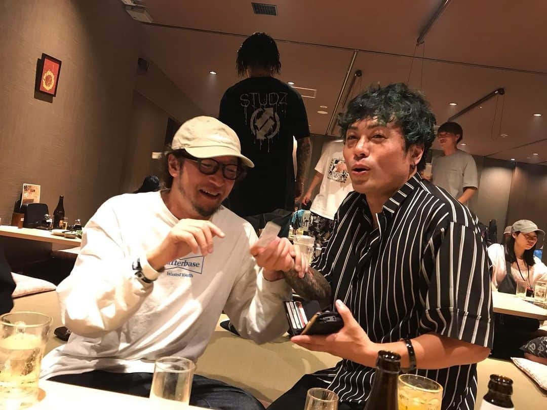 須賀真太郎さんのインスタグラム写真 - (須賀真太郎Instagram)「オスギとジョージ。  ①自分のホテルのカードをジョージに渡そうとするオスギ ②ジョージに襲いかかろうとするオスギ ③ささやくオスギ ④ジョージを捕まえるオスギと本気で嫌がるジョージ（笑）  wwwwwww  #coldrain #dustbox #TRIANGLE19」9月2日 12時18分 - sugacurry