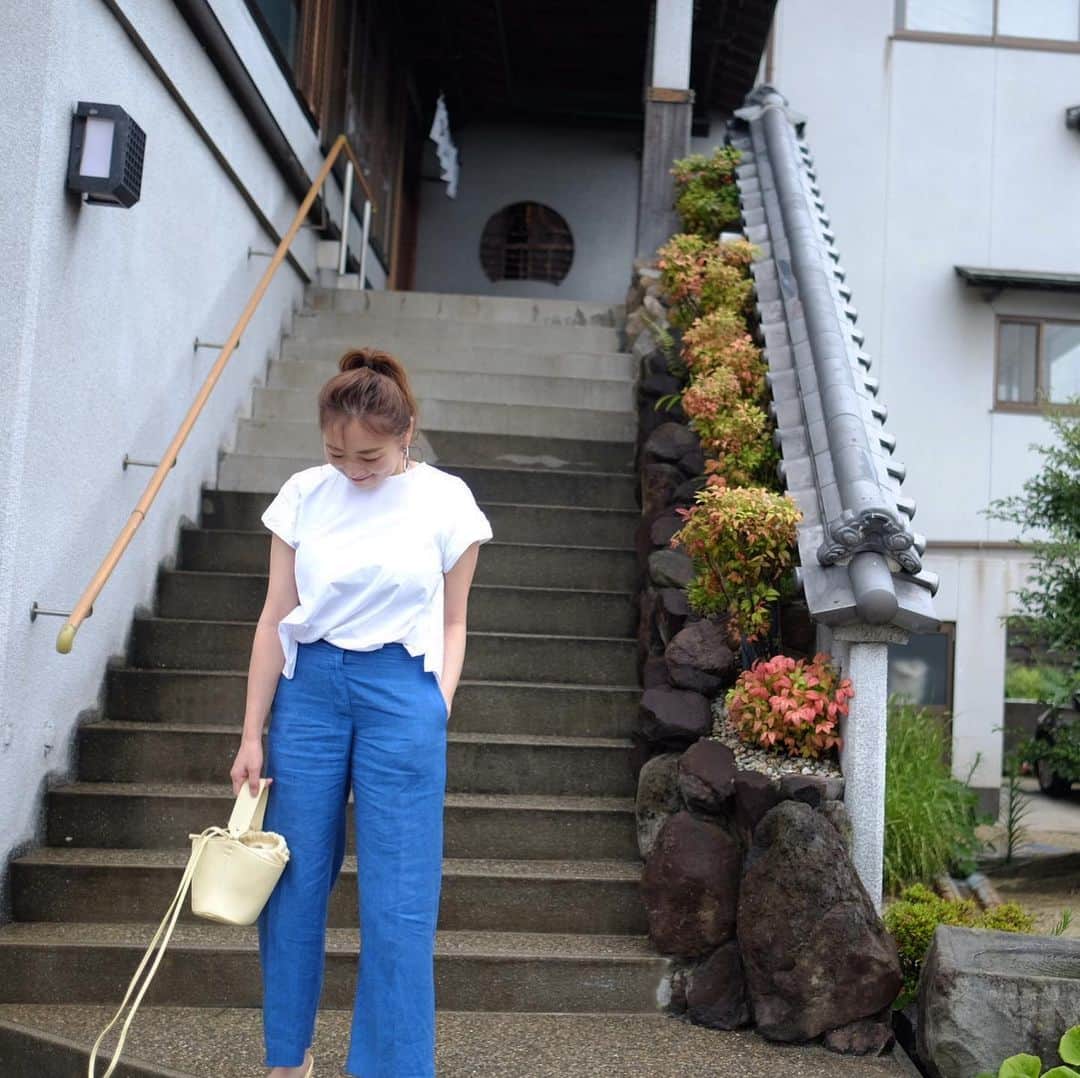 のインスタグラム：「いつかの服💙💛 ずっと履いてるお気に入りのパンツと、 イエロー小物で。好きな色に囲まれてると良い気分🐷💭 . tops #zara @zara pants #deuxiemeclasse @deuxiemeclasse bag #ayakobag @ayako_bag shoes #ohga @ohgaofficial」