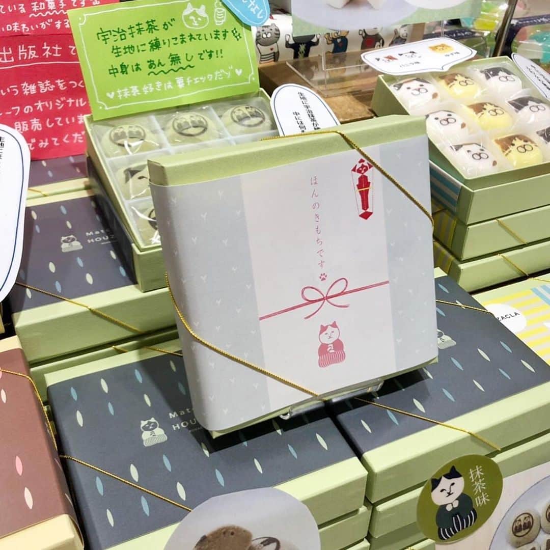 ねこさんのインスタグラム写真 - (ねこInstagram)「NEKONOBA in 渋谷ヒカリエは今日も元気に営業中ですっ❣️❣️もう皆さん来て頂けましたかー？！😆🌟 NEKONOBAでは、ちょっぴりシュールな可愛いのし紙を無料で巻き巻き出来るサービスを行なっておりまーす😍✨ お菓子やお茶など、ちょっとしたときの贈り物にぜひいかがですか？🤤✋🏻✨のし紙1枚巻くだけでだいぶ見栄えも豪華になるよん😸🌟そしてもらった側もとても嬉しい気持ちになるよん😆🌺 のし紙ご希望の方はレジにてスタッフにお伝えくださいな😍❤️ ではでは今日も皆さまのご来店楽しみにお待ちしてまーす☺️❣️💨 #neko_magazine #ねこ #猫 #ネコ #catstagram #cat #ねこマガジン #NEKONOBA #nyasa #kozacla #spacenyasa #ニャサ #宇宙 #宇宙好き #nyandoroid #ニャンドロイド #ヒカリエ #渋谷ヒカリエ #shinqs #tokyo #東京 #shibuya #渋谷 #贈り物 #ギフト #プレゼント #熨斗」9月2日 12時21分 - neko_magazine