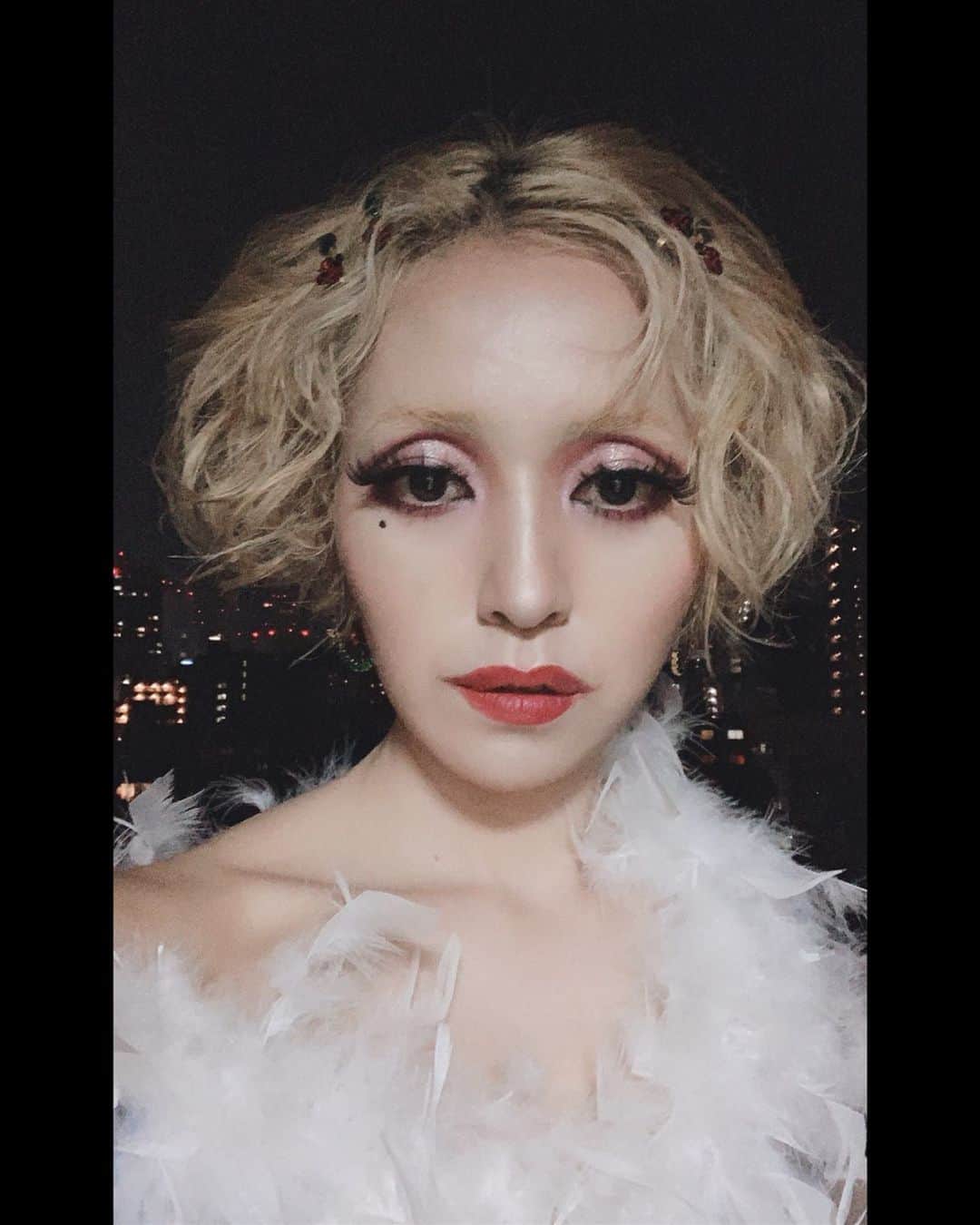 PELIのインスタグラム：「昨日のfancyHIM 14th anniversary partyはハロウィーーンくらい時間をかけてお化粧をしました☝️🤡いつもは15分の所、1時間以上かかりました。改めて並べたら沢山使っていますねーーファンデは顔のパーツごとに違う物使っています。 ハイライトはyslのが最高です✨ 付けまつ毛は今回のは違うけど、 @kasumipsycho のもフサフサで使うの楽しみ〜😍😍😍 ヘアピンとピアスは @pameopose のシシィとヘレネ🌹 #fancyHIMtokyo  #fancyHIM  #化粧  #DJ」