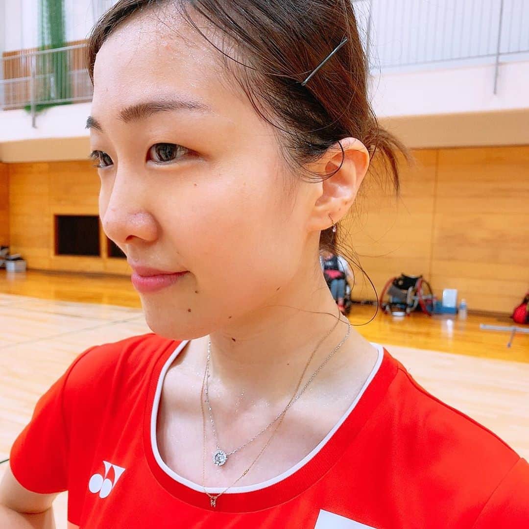 日本テレビ「POWERフレーズ」のインスタグラム：「#パラバドミントン  #豊田まみ子 選手のこだわり  試合中、アクセサリーを必ずつけている豊田選手。  今のネックレスは、短い方は父から。 長い方は日本代表の杉野選手とおそろい♡ そしてピアスはプレーの妨げにならないよう小ぶりなものを選ぶのがこだわりだそうです✨  後編は、8日（日）夜6:55〜」