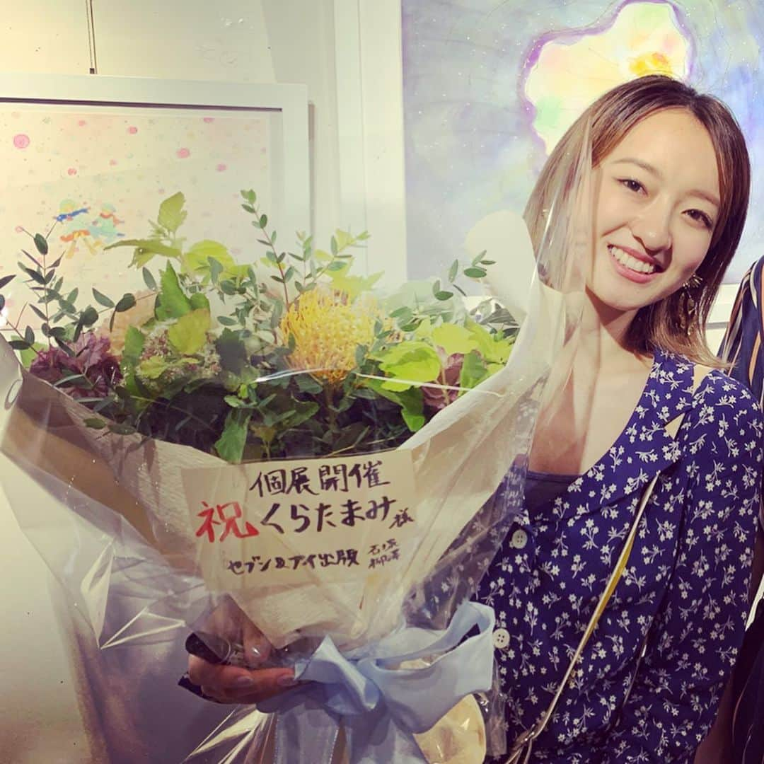 倉田茉美さんのインスタグラム写真 - (倉田茉美Instagram)「#素直展 三日間が終了しました！﻿ 総トータル700名の方がお越し下さり、想像をはるかに超える中でしたが、皆さんや、周りの方々のご協力あり、無事に終えることができたかなと思います。﻿ ﻿ 今回、急な初の個展をやらせてもらえることとなり、そこから１ヶ月、死に物狂いで絵を描きました🖼🎈✨笑﻿ 最初はコンセプトに迷って、手が動かず。﻿ 大きい絵を描くのも初めてで、どう描けばいいのか手が動かず、。﻿ 実は気づいたらコンセプトだけでかなり時間が経ってしまいました。﻿ そんな中、素直展の顔である、"素直"を描いたときに、頭の中に一気にストーリーが浮かび、描きたいものが沢山浮かびました。﻿ "-もう一度、13歳のわたしに出逢いたかった"と言うのは、13歳ではじめて漫画家になりたいと願った自分が描いたヒーローものの女の子と、もう一度絵を通して出逢い直して、久々に素直な気持ちで「絵を描くのが楽しい！！」と思えたところからでした。﻿ ﻿ 沢山失敗もしたけど、その度に絵が私に寄り添ってくれて、助けてくれて、すべてが大切な絵に、自分の子供のような気持ちに。愛おしいものとなりました。﻿ ﻿ 私のことを知ってくれたほとんどの方が、バチェラー という番組だと思います。そこから、沢山の葛藤や、勝手ながらプレッシャーがあり、自分の心含めて、人に見られる意識ばかりが募り、いい風に演じたり、いい奴でなきゃと思いすぎたりして、精神的に体調を崩すことが多かったんですが、その分大きくまた成長できたように思います。﻿ 自分を救うのは自分で、そしてそれはやはり周りあってのもので、感謝の心をずっと忘れちゃだめだなと改めて日々感じています。﻿ ﻿ ＊﻿ ﻿ 今回たくさんのエールをくれた皆さん、支えてくれた皆さん。﻿ そして事務所の皆さん。準備の段階から、事務所の方々と過ごし、汗をかきながら、大変だったけど、手伝ってくれて、笑い合えて、がんばったねって握手してくれて、最後まで笑顔で手伝ってくれて、本当に胸がいっぱいで幸せでした。﻿ ﻿ そして素直展に来てくださった皆さん。一人一人とゆっくり話したかったけど、バタバタしてしまい、それでも一人一人のお顔を見れて、心で会話できたようなとても温かな時間でした。﻿涙を流してくれる方もいて、いっぱいの笑顔の方もいて、緊張してくれてる方もいて、、すべてが記憶に残っています。 沢山のプレゼント、お手紙も、一つ一つ大切にします。とっても嬉しかった。﻿ ﻿ 最初はどんな気持ちでも、絵を一生懸命見てくれて、絵を好きになりましたとか、楽しかったとか、私のことを好きでいてくれる皆さんに、本当に感謝しかありません。﻿ 全然人間としては、だめな恋愛だったり、だめな奴だったり、最高に情けなく、不甲斐ない人間ですが、みんなが大好きだと伝えてくれる度に、気持ちをぎゅっと改めさせられるような気持ちでした。﻿ こんな私に、本当に本当にありがとう。﻿ ﻿ 絵を購入してくださった皆様、とても可愛い値段とは言えない中、みんな一生懸命、日々の暮らしがある中で、結果、全部大好きな方に大切な絵を購入してもらえることとなって。﻿ その気持ちに、すごく胸が震えました。﻿ ﻿ 私の子供のような絵が、大好きなみんなのお家で暮らせることができるんだ、おはようとおやすみを過ごせるんだと思うと、胸がいっぱい。﻿ 本当にありがとう。﻿ ﻿ これからも、自分にできる範囲で、できる限り、自分自身と、誰かと、たった一人の誰かに。向き合い続ける人間でありたいと思います。﻿ またこちらの方で絵を更新致します→@darlin_mami ﻿ 沢山の感謝と愛を込めて。🌻﻿ くらたまみ﻿ ﻿ ＊﻿ ﻿ HERO﻿ ﻿ 例えば誰か一人の命と﻿ 引き換えに世界を救えるとして﻿ 僕は誰かが名乗り出るのを待っているだけの男だ﻿ ﻿ 愛すべきたくさんの人たちが﻿ 僕を臆病者に変えてしまったんだ﻿ ﻿ 小さい頃に身振り手振りを﻿ 真似てみせた﻿ 憧れになろうだなんて﻿ 大それた気持ちはない﻿ でもヒーローになりたい﻿ ただ一人　君にとっての﻿ つまずいたり　転んだりするようなら﻿ そっと手を差し伸べるよ﻿ ﻿ 人生をフルコースで深く味わうための﻿ 幾つものスパイスが誰もに用意されていて﻿ 時には苦かったり﻿ 渋く思うこともあるだろう﻿ ﻿ そして最後のデザートを笑って食べる﻿ 君の側に僕は居たい﻿ .﻿ #ヒーロー#イラスト#くらたまみ#素直展 . 【協力】 株式会社リトルトーキョープロダクション一同 株式会社Gオフィス一同 様 (ポスター、価格表)クリエイター 太田雄介 様 @yusuke_ (文字、ステッカーデザイン)木爾チレン 様」9月2日 12時27分 - sena_sayu122