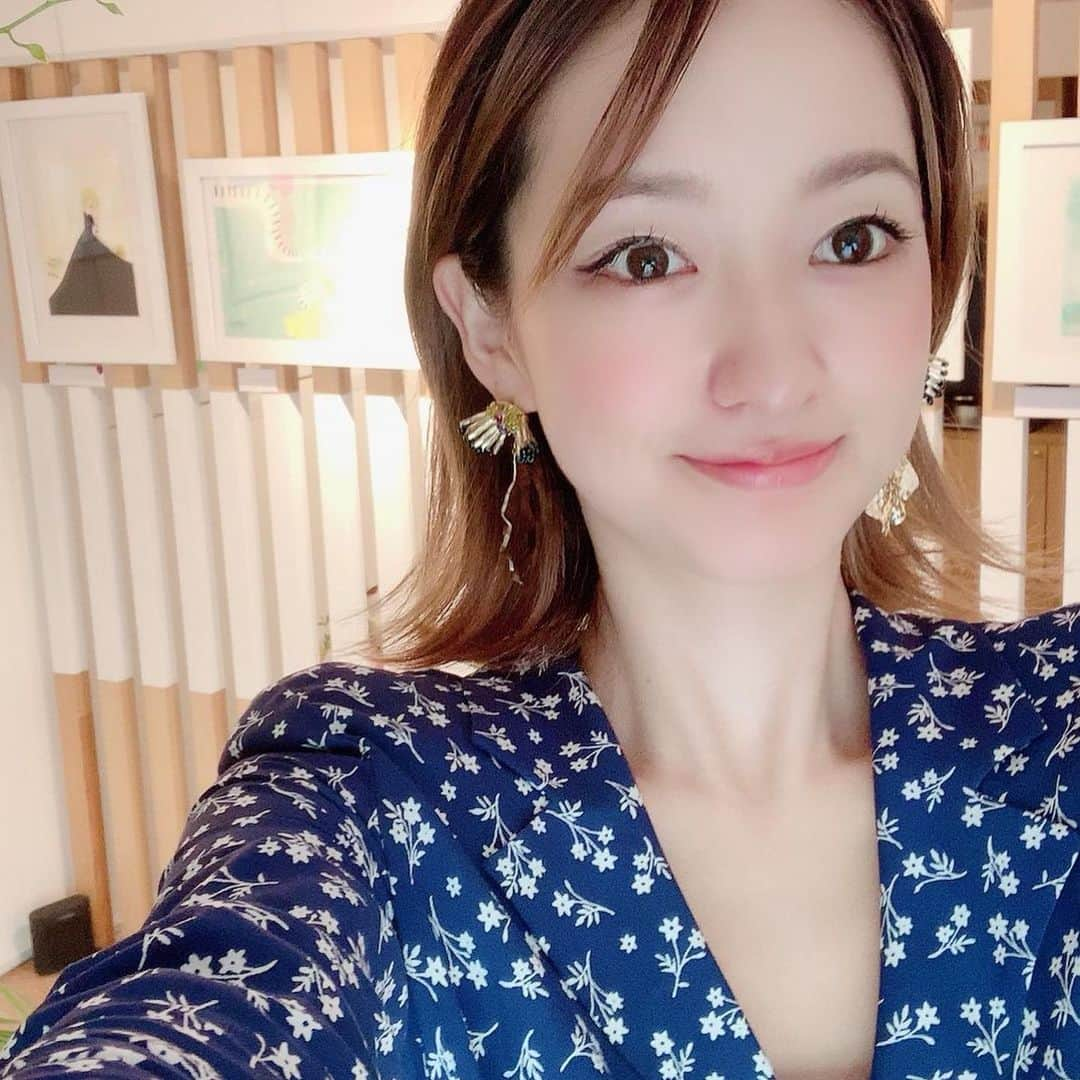 倉田茉美さんのインスタグラム写真 - (倉田茉美Instagram)「#素直展 三日間が終了しました！﻿ 総トータル700名の方がお越し下さり、想像をはるかに超える中でしたが、皆さんや、周りの方々のご協力あり、無事に終えることができたかなと思います。﻿ ﻿ 今回、急な初の個展をやらせてもらえることとなり、そこから１ヶ月、死に物狂いで絵を描きました🖼🎈✨笑﻿ 最初はコンセプトに迷って、手が動かず。﻿ 大きい絵を描くのも初めてで、どう描けばいいのか手が動かず、。﻿ 実は気づいたらコンセプトだけでかなり時間が経ってしまいました。﻿ そんな中、素直展の顔である、"素直"を描いたときに、頭の中に一気にストーリーが浮かび、描きたいものが沢山浮かびました。﻿ "-もう一度、13歳のわたしに出逢いたかった"と言うのは、13歳ではじめて漫画家になりたいと願った自分が描いたヒーローものの女の子と、もう一度絵を通して出逢い直して、久々に素直な気持ちで「絵を描くのが楽しい！！」と思えたところからでした。﻿ ﻿ 沢山失敗もしたけど、その度に絵が私に寄り添ってくれて、助けてくれて、すべてが大切な絵に、自分の子供のような気持ちに。愛おしいものとなりました。﻿ ﻿ 私のことを知ってくれたほとんどの方が、バチェラー という番組だと思います。そこから、沢山の葛藤や、勝手ながらプレッシャーがあり、自分の心含めて、人に見られる意識ばかりが募り、いい風に演じたり、いい奴でなきゃと思いすぎたりして、精神的に体調を崩すことが多かったんですが、その分大きくまた成長できたように思います。﻿ 自分を救うのは自分で、そしてそれはやはり周りあってのもので、感謝の心をずっと忘れちゃだめだなと改めて日々感じています。﻿ ﻿ ＊﻿ ﻿ 今回たくさんのエールをくれた皆さん、支えてくれた皆さん。﻿ そして事務所の皆さん。準備の段階から、事務所の方々と過ごし、汗をかきながら、大変だったけど、手伝ってくれて、笑い合えて、がんばったねって握手してくれて、最後まで笑顔で手伝ってくれて、本当に胸がいっぱいで幸せでした。﻿ ﻿ そして素直展に来てくださった皆さん。一人一人とゆっくり話したかったけど、バタバタしてしまい、それでも一人一人のお顔を見れて、心で会話できたようなとても温かな時間でした。﻿涙を流してくれる方もいて、いっぱいの笑顔の方もいて、緊張してくれてる方もいて、、すべてが記憶に残っています。 沢山のプレゼント、お手紙も、一つ一つ大切にします。とっても嬉しかった。﻿ ﻿ 最初はどんな気持ちでも、絵を一生懸命見てくれて、絵を好きになりましたとか、楽しかったとか、私のことを好きでいてくれる皆さんに、本当に感謝しかありません。﻿ 全然人間としては、だめな恋愛だったり、だめな奴だったり、最高に情けなく、不甲斐ない人間ですが、みんなが大好きだと伝えてくれる度に、気持ちをぎゅっと改めさせられるような気持ちでした。﻿ こんな私に、本当に本当にありがとう。﻿ ﻿ 絵を購入してくださった皆様、とても可愛い値段とは言えない中、みんな一生懸命、日々の暮らしがある中で、結果、全部大好きな方に大切な絵を購入してもらえることとなって。﻿ その気持ちに、すごく胸が震えました。﻿ ﻿ 私の子供のような絵が、大好きなみんなのお家で暮らせることができるんだ、おはようとおやすみを過ごせるんだと思うと、胸がいっぱい。﻿ 本当にありがとう。﻿ ﻿ これからも、自分にできる範囲で、できる限り、自分自身と、誰かと、たった一人の誰かに。向き合い続ける人間でありたいと思います。﻿ またこちらの方で絵を更新致します→@darlin_mami ﻿ 沢山の感謝と愛を込めて。🌻﻿ くらたまみ﻿ ﻿ ＊﻿ ﻿ HERO﻿ ﻿ 例えば誰か一人の命と﻿ 引き換えに世界を救えるとして﻿ 僕は誰かが名乗り出るのを待っているだけの男だ﻿ ﻿ 愛すべきたくさんの人たちが﻿ 僕を臆病者に変えてしまったんだ﻿ ﻿ 小さい頃に身振り手振りを﻿ 真似てみせた﻿ 憧れになろうだなんて﻿ 大それた気持ちはない﻿ でもヒーローになりたい﻿ ただ一人　君にとっての﻿ つまずいたり　転んだりするようなら﻿ そっと手を差し伸べるよ﻿ ﻿ 人生をフルコースで深く味わうための﻿ 幾つものスパイスが誰もに用意されていて﻿ 時には苦かったり﻿ 渋く思うこともあるだろう﻿ ﻿ そして最後のデザートを笑って食べる﻿ 君の側に僕は居たい﻿ .﻿ #ヒーロー#イラスト#くらたまみ#素直展 . 【協力】 株式会社リトルトーキョープロダクション一同 株式会社Gオフィス一同 様 (ポスター、価格表)クリエイター 太田雄介 様 @yusuke_ (文字、ステッカーデザイン)木爾チレン 様」9月2日 12時27分 - sena_sayu122