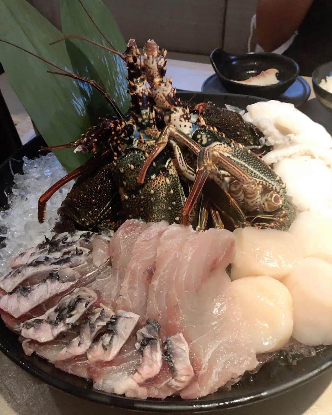 平アスカさんのインスタグラム写真 - (平アスカInstagram)「.swipe⏩ 台湾で食べたロブスター鍋🦞が最高に 美味しかったの🍲🥰 身がたっぷりで大満足🤤😆‼️ 海鮮とお肉のmixは贅沢すぎたよ、、 久しぶりに日本のご飯が食べれて幸せだったから食べすぎちゃった😝😝でも食後のハーゲンダッツが食べ放題だったからしっかり食べた😝🍨♥️ . 最終日に行った、宜蘭にある、wellspring by silks晶泉豐旅 #wellspringbysilks 内にあるよ✨✨ #lobsterhotpot #mihanjiaoxi #台湾 #宜蘭 #taiwan」9月2日 12時27分 - asucataira