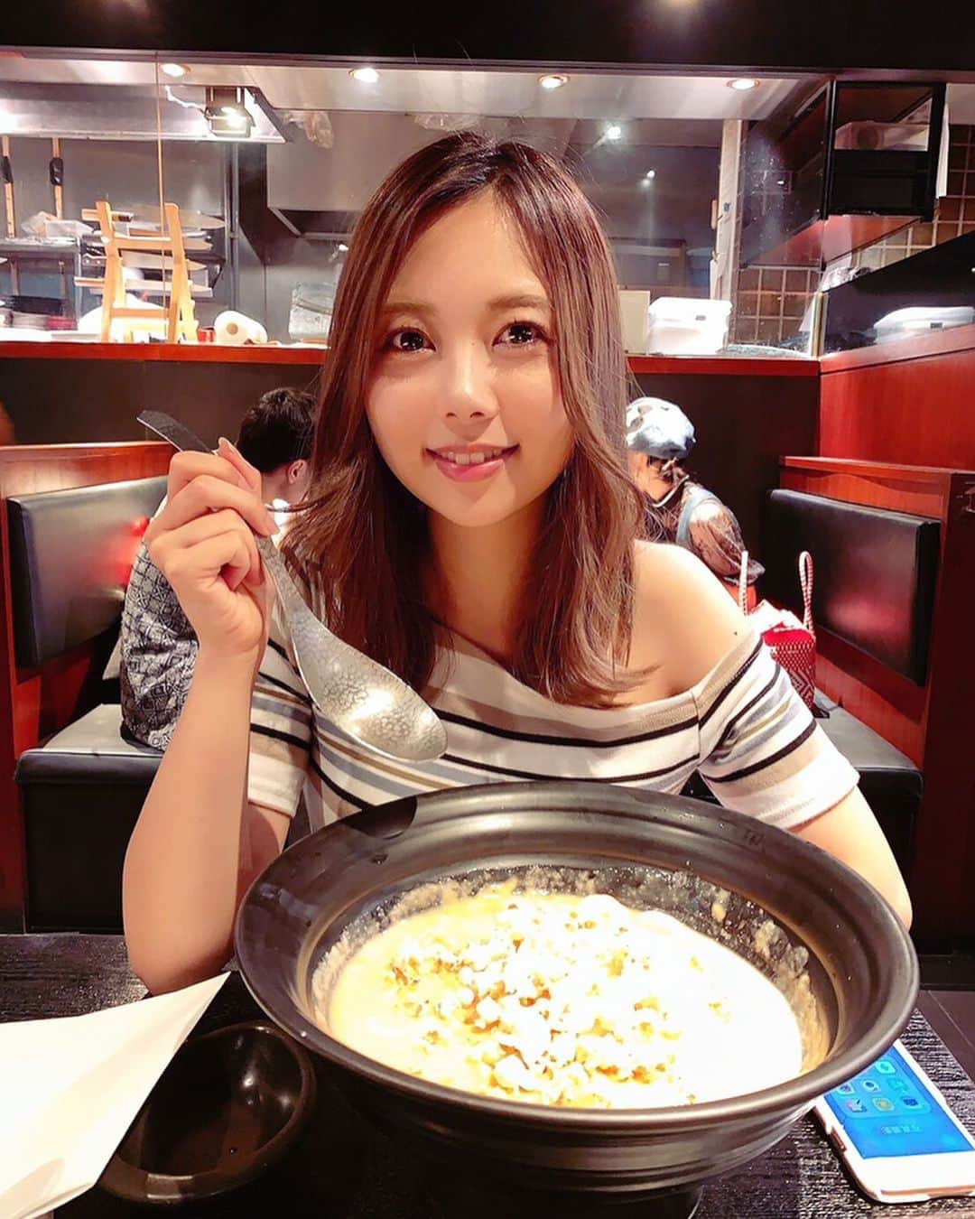 西村季里子のインスタグラム：「・ 映画「おっさんずラブ」最高だった💋 BLってなかなか普段見ないんだけど、 やっぱりドラマがあれだけ面白かったし 映画ももっと面白かった🤣💓 そして今のわたしに突き刺さる言葉が たくさんあって勇気もらった🥺 面白かったな〜恋愛っていいな〜 ・ 映画中もポップコーン食べたけど、 ランチのつるとんたんでも まさかのうどんの上にポップコーン乗ってて笑った🍿 (結果ポップコーンいらなかった) 朝から映画見てとても健康的な1日でした🙆🏻‍♀️🌼 #映画#おっさんずラブ #loveordead  #田中圭#かわいい#恋愛#ラブストーリー #朝活#健康的#ランチ#つるとんたん #海老ととうもろこしクリームのおうどん  #ポップコーン#🍿#普通に食べるのが一番美味しい #新宿#歌舞伎町#TOHO#ゴジラ#follow#followme」